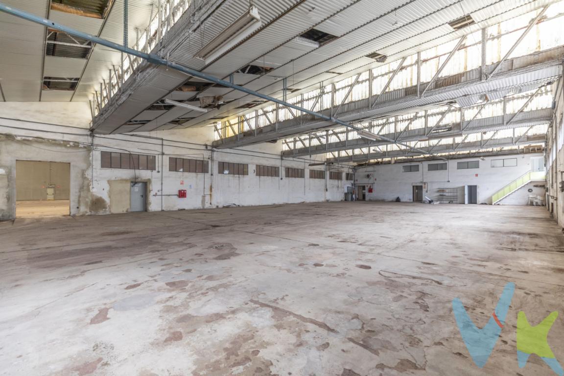  Descubre una excepcional oportunidad de inversión en San Antonio de Benagéber. Te presentamos una nave industrial en venta que cumple con todos los requisitos para impulsar tu negocio hacia nuevos horizontes. Con una superficie útil de 7,200 metros cuadrados y un total construido de 7,546 metros, este inmueble es ideal para diversas actividades, desde almacenamiento hasta producción.La amplitud de esta nave se destaca no solo por su superficie construida, sino también por su impresionante patio de 2,900 metros cuadrados. Este espacio exterior ofrece una gran versatilidad; se puede utilizar para maniobras de carga y descarga, almacenamiento de materiales o incluso como área de expansión para futuras instalaciones. Imagina las posibilidades que podrías desarrollar en un entorno tan amplio y funcional.Ubicada en una zona estratégica de San Antonio de Benagéber, esta nave se beneficia de una excelente conectividad. La cercanía con las principales vías de acceso facilita el transporte de mercancías y la llegada de clientes, lo que la convierte en un punto de partida ideal para cualquier tipo de actividad industrial. La ubicación no solo es clave para la logística del negocio, sino también para garantizar un flujo constante de clientes y proveedores.Construida con estándares de calidad, la nave industrial está diseñada para adaptarse a diversas necesidades del sector. Puedes personalizar los espacios interiores para adaptarlos completamente a tus requerimientos operativos. La configuración actual permite una gran flexibilidad, facilitando la distribución y organización del espacio para maximizar la eficiencia de tu actividad.La nave cuenta con dos edificaciones conjuntas y unidas. Una, de 6000 m2 construida toda de hormigón en 2006 y con muelles de carga y toda diáfana sin pilares y, otra, que ocupa el resto del espacio que es de la edificación original y además cuenta con las oficinas. No dejes pasar la oportunidad de adquirir un inmueble que reúne todo lo necesario para ser un pilar fundamental en tu negocio. Contacta con nosotros para concretar una visita y descubrir todo lo que esta increíble nave industrial en San Antonio de Benagéber tiene para ofrecer. Tu futuro comienza aquí, y te brindamos la oportunidad perfecta para hacerlo realidad. ¡Te esperamos!Se muestra a título informativo y no contractual. El precio no incluye lo siguiente: Honorarios de la agencia inmobiliaria, impuestos (IVA, ITP) y otros gastos de la Compraventa (notaria, gestoría y registro).  