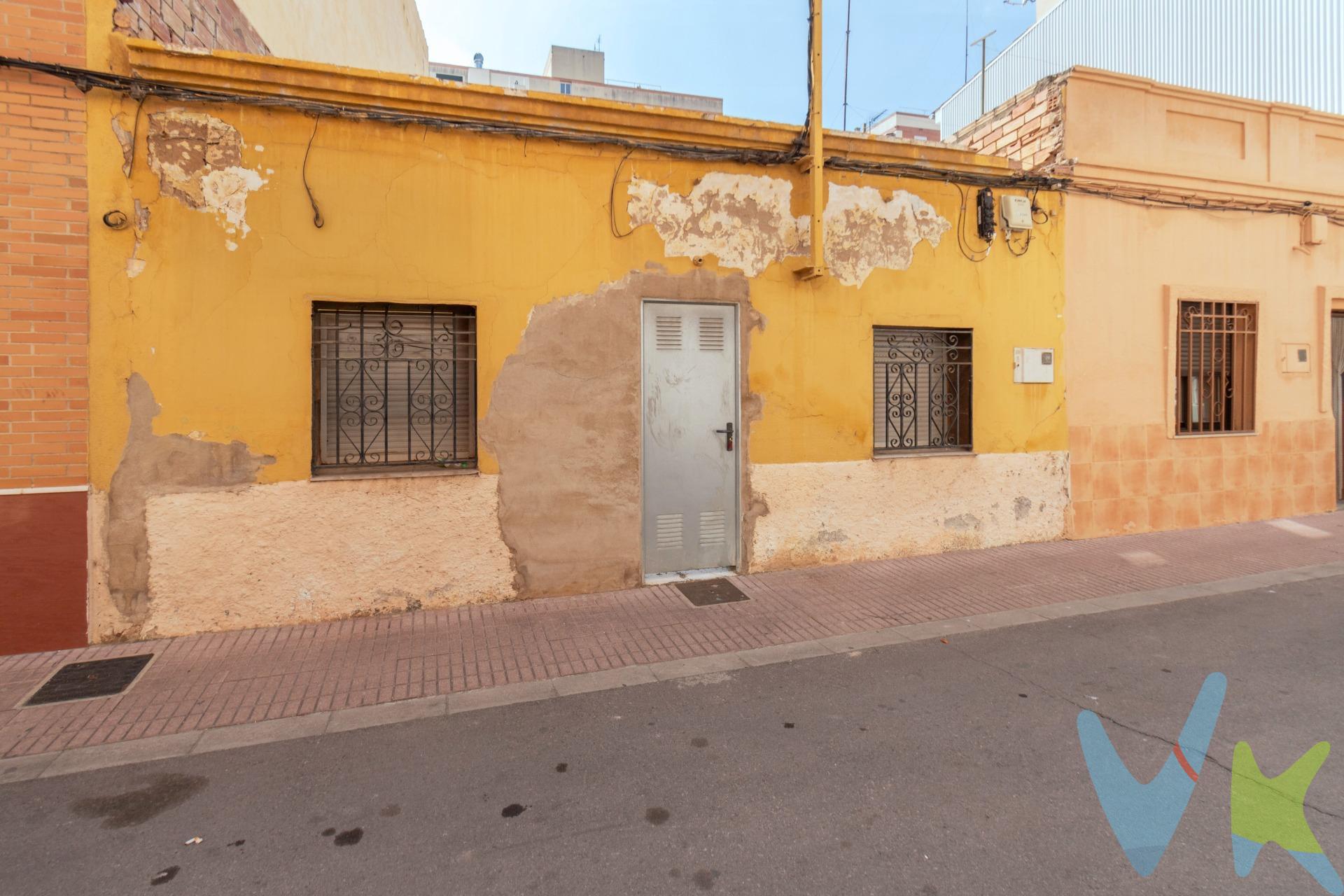 Solar Urbano en Calle Coscoll: ¡7m de fachada y múltiples posibilidades!. ¿Buscas el lugar ideal para construir tu próxima inversión o la casa de tus sueños? Presentamos este solar urbano de 91 m² ubicado en una de las zonas más prácticas y consolidadas de Castellón, la Calle Coscoll. Una oportunidad única por su excelente morfología y ubicación rodeada de todos los servicios. 📍 Ubicación Estratégica. Vive o invierte en un barrio con vida propia, donde no necesitarás el coche para nada. Educación: Colegios e institutos a pocos minutos a pie. Comercio: Supermercados y tiendas de barrio a la vuelta de la esquina. Ocio: Rodeado de plazas y zonas verdes para disfrutar del aire libre. 📐 Características Técnicas (El valor real). Lo que hace especial a este terreno son sus dimensiones, que permiten un aprovechamiento arquitectónico máximo:. Superficie total: 91 m². Fachada generosa: 7 metros (ideal para garaje y grandes ventanales). Profundidad: 12,90 metros. Edificabilidad: Permite Planta Baja + 2 Alturas. 💡 ¿Por qué es una gran oportunidad?. Este solar se adapta a dos perfiles claros:. Para Familias (Casa Unifamiliar): Diseña una vivienda independiente con garaje privado, amplias habitaciones y una terraza superior sin gastos de comunidad. Para Inversores (Promoción): Posibilidad de construir un edificio de planta baja más dos pisos independientes, en una zona con alta demanda de alquiler y venta. Nota: Un lienzo en blanco con 7 metros de fachada en esta zona es una rareza en el mercado actual. ¡No dejes escapar la oportunidad de visitarlo!