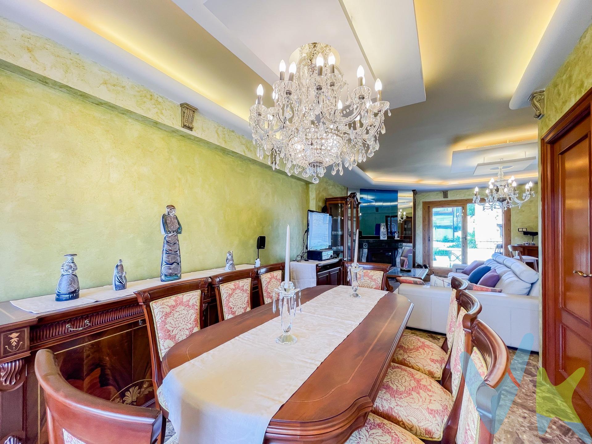 Este magnífico chalet independiente, construido con las mejores calidades, es el lugar donde la comodidad y la naturaleza se unen en perfecta armonía. Planta Principal:. Salón Comedor: El salón comedor señorial, con su imponente chimenea, te invita a crear recuerdos inolvidables junto a tus seres queridos. Un espacio amplio y acogedor, ideal para momentos de calidez y alegría. Terraza Exterior: Imagina disfrutar de comidas y cenas al aire libre en una amplia terraza, con salida a un balcón que ofrece vistas despejadas a todo el valle. Un escenario perfecto para contemplar la belleza del entorno natural. Cocina: La amplia cocina, equipada con despensa, está diseñada para inspirar tus mejores creaciones culinarias. Un lugar donde el arte de cocinar se convierte en una experiencia compartida. Baños: Dos baños completos, pensados para tu máxima comodidad y bienestar. Habitaciones: Tres habitaciones dobles, luminosas y acogedoras, todas con armarios empotrados. Espacios diseñados para ser tus santuarios personales, llenos de luz y tranquilidad. Garaje: Un amplio garaje a pie de calle, que proporciona comodidad y seguridad, con espacio suficiente para varios vehículos y almacenamiento adicional. Buhardilla:. Acceso: Una encantadora escalera de caracol te lleva a la buhardilla. Espacio Multifuncional: Este espacio puede ser transformado en una cuarta habitación o en un área de ocio personalizada, ya sea un estudio artístico, un gimnasio o una sala de juegos. Exteriores:. Con dos terrenos urbanos que suman un total de 1.497 m², las posibilidades son infinitas. Desde la creación de un jardín exuberante hasta la construcción de una piscina privada o una segunda vivienda, este espacio exterior es un lienzo en blanco para tus sueños. Este chalet no es solo una propiedad, es un estilo de vida. Construido con materiales de alta calidad y un cuidado meticuloso en cada detalle, es un hogar listo para acoger nuevas historias y recuerdos inolvidables. ¡No dejes pasar esta oportunidad única! Contáctanos hoy mismo para más información y para programar una visita. . VENTA:. PVP 200.000€.  Gastos e impuestos no incluidos en el precio. La compra conlleva impuestos y gastos de formalización para el comprador. A título orientativo se informa que en segundas transmisiones el  ITP  con carácter general en  Valencia  es del  10%, pudiendo existir otros tipos impositivos atendiendo a  las circunstancias  personales del comprador u otras circunstancias previstas legalmente. Base imponible del impuesto el mayor valor entre el precio de compraventa, la tasación o el valor de referencia catastral. En cuanto a los gastos de  notaría y registro, en su caso,  suelen oscilar aprox; entre 1,5% y 2,5% (aranceles variables según precio, n.º de copias y complejidad). El comprador elige notario. Si el comprador precisase de  hipoteca: tasación, condiciones y costes bancarios serán según entidad elegida por el comprador, así como los gastos de gestoría, y cualesquiera otros gastos inherentes a la formalización de la compraventa que legalmente correspondan a la parte compradora, salvo pacto expreso en contrario con el vendedor. El consumidor tiene,  conforme a la normativa vigente, a su disposición información y documentación adicional relativa al inmueble y condiciones de la compraventa, que podrá ser consultada en C/Joaquín Costa 4, bajo 46005 Valencia o urbe2@remax. Honorarios de mediación inmobiliaria a cargo del  COMPRADOR: (3% del precio final de venta más IVA (21%), salvo otro pacto.); y  de VENDEDOR (según acuerdo con el mismo). Se informa al consumidor que la agencia actúa como intermediaria inmobiliaria en la operación, estando cualquier eventual compraventa y sus condiciones sujeta a la aceptación expresa del propietario-vendedor y a la posterior formalización del correspondiente contrato.