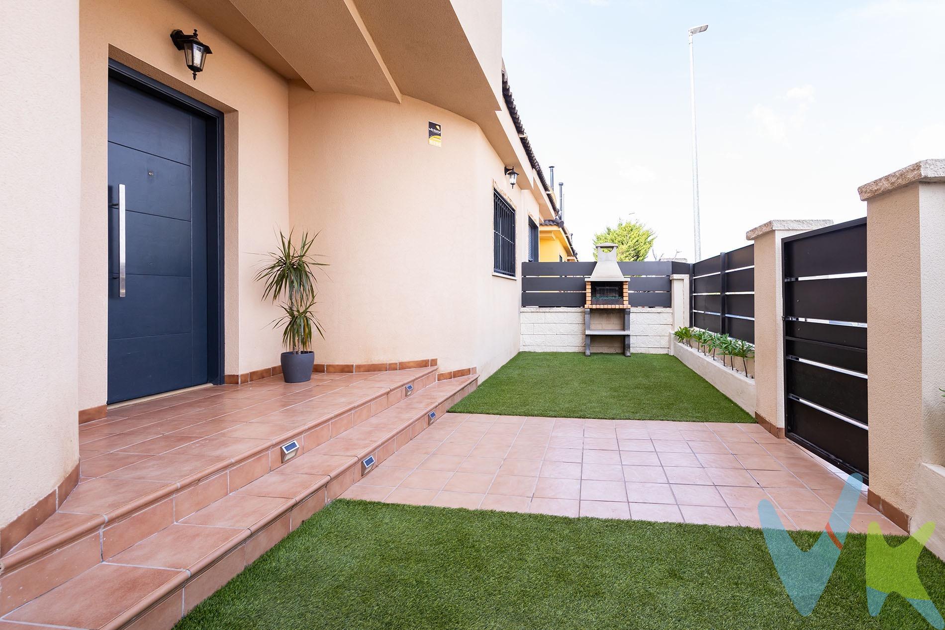 Vivienda tipo dupléx en Lorqui, muy cercano a zonas deportivas y junto a un gran parque. La vivienda dispone en planta baja de amplio porche de 36 m2 en la zona de entrada a la misma , salón en el que predomina una acogedora chimenea, aseo y  cocina totalmente equipada que dispone de lavadero y despensa, así com una zona ideal de office donde comer o alargar tus desayunos.. En su segunda planta encontramos tres dormitorios uno de ellos en suite, así como un segundo baño para el resto de habitaciones. La vivienda se encuentra en perfecto estado para entrar a vivir, dispone de tarima, Aire Acondicionado en comedor, cocina y habitación principal, así como de preinstalación para el resto de dependencias así como mosqueteras en todas las ventanas. Por ultimo la vivienda se encuentra en una urbanización dotada con piscina comunitaria con una amplia zona de solarium donde disfrutar y refrescarse. Incluye dos plazas de garaje en la planta sótano del edificio con acceso desde la propia vivienda.. VISITALO TE GUSTARA!!!!!!!!!. Por mandato expreso del propietario, comercializamos este inmueble en exclusiva, lo que le garantiza el acceso a toda la información, a un servicio de calidad, un trato fácil, sencillo y sin interferencias de terceros. Si usted es agente inmobiliario y tiene un cliente para este inmueble, llámenos estaremos encantados de colaborar.