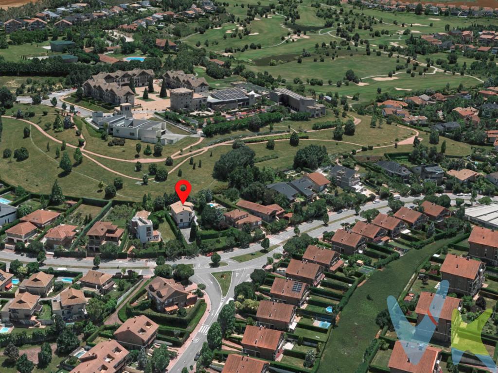 Chalet independiente en Gorraiz con vistas y parcela de 1.423 m².Si buscas calidad de vida, aire puro, tranquilidad y privacidad, esta casa en Avenida de Egüés, Gorraiz, lo tiene todo.Situada en una de las zonas más cotizadas del Valle de Egüés, la vivienda se encuentra en una ubicación privilegiada, a la entrada de Gorraiz, con acceso rápido y cómodo, muy cerca del centro de salud y la parada de autobús urbano (línea 20 y nocturna N5).Además, en tan solo 5 minutos andando, llegarás al Castillo de Gorraiz Hotel & Spa y al Club de Golf de Gorraiz, donde podrás disfrutar de restauración, gimnasio, spa y zonas deportivas.La vivienda se asienta sobre una parcela de 1.423 m² y ocupa una superficie de 134 m² sobre esta planta. Cuenta con un amplio espacio exterior pavimentado y ajardinado, ideal para crear diferentes ambientes: zonas chill-out, comedor exterior, huerto... ¡e incluso instalar una piscina!Gracias a su excelente orientación y ubicación elevada, podrás disfrutar de vistas despejadas y luminosidad todo el día.La casa se distribuye en tres plantas (sótano, planta baja y primera planta) y dispone de ascensor interior, facilitando el acceso a todas sus estancias.Planta baja:Amplio porche de entradaHall que da paso a un salón de más de 45 m² con chimeneaCocina independiente de 20 m²Zona de lavandería, despensa, tendedero y baño completoPrimera planta (zona de noche):Dormitorio principal con vestidor, baño en suite y acceso a terraza con vistasTres dormitorios adicionalesDos baños completosSótano:Espacio multiusos (ideal para txoko, sala de juegos o cine)TrasteroGaraje con capacidad para dos o más vehículosUna casa pensada para vivirla a lo grande, para llenarla de momentos inolvidables en un entorno natural y seguro. Si sueñas con un hogar donde combinar comodidad, espacio y calidad de vida, aquí lo tienes.¿Te interesa? Llámanos sin compromiso y ven a conocer tu futuro hogar.