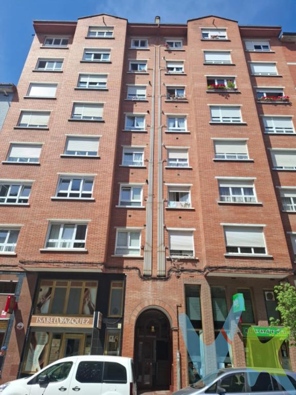 Nos gusta la tranquilidad y el espacio de esta vivienda, es un lugar perfecto para que una familia pueda iniciar su proyecto de vida, Está perfectamente comunicada con el resto de la ciudad. A pocos pasos del portal, encontrarán muy buenas conexiones de transporte gracias a la parada de autobús cercana.Su ubicación nos permite tener al alcance centros educativos, comercios, hasta instalaciones deportivas y parques, todo se encuentra en un entorno cercano. Se trata de un piso de 3 dormitorios, salón comedor, cocina independiente y dos baños con ventana. Además dispone, en la misma planta, de un amplio trastero para guardar todas aquellas cosas que no queremos tener rodando por la casa. El servicio de calefacción y agua caliente sanitaria es suministrada por gas. El edificio dispone de ascensor.Abrimos las visitas, estamos seguros que os gustará. Lo vemos?En el precio del inmueble no se incluyen los gastos de Notaría, Registro e Impuestos asociados a la operación.