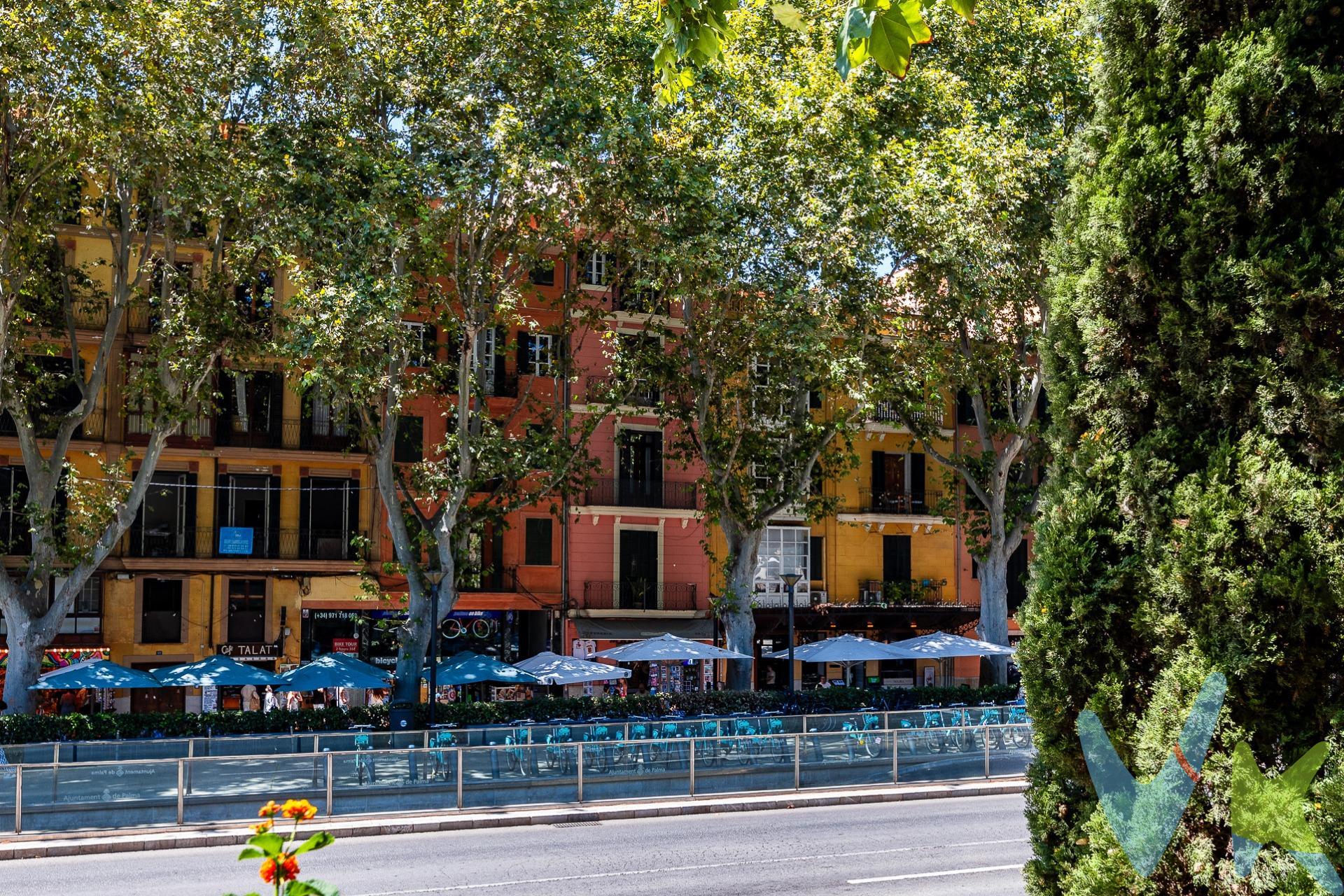 En plena Avenida Antoni Maura, frente a S’Hort del Rei y a escasos pasos del Passeig del Born, se encuentra esta singular vivienda completamente reformada, ubicada en un edificio histórico de 1900. Su privilegiada posición ofrece, especialmente durante los meses de invierno, vistas hacia S’Hort del Rei, el Palacio de la Almudaina y la Catedral de Palma, en uno de los entornos más reconocibles y exclusivos de la ciudad. En verano, el follaje de los árboles transforma estas vistas y aporta una agradable sensación de frescor y privacidad, sin restar luminosidad al interior. La vivienda ha sido objeto de una reforma integral realizada con especial atención a la calidad de los materiales y al respeto por el carácter original de la propiedad. Se han conservado y realzado elementos como los techos altos y las vigas vistas, combinándolos con acabados cuidadosamente seleccionados, entre ellos estuco en las paredes, piedra de Binissalem en cocina y baño y pavimento de gres porcelánico. El resultado es una vivienda elegante y acogedora, en la que los elementos tradicionales conviven de forma natural con las comodidades actuales. La distribución comprende un amplio y luminoso salón-comedor, cocina independiente, tres dormitorios —uno doble y dos individuales— y un baño. La vivienda cuenta además con abundante espacio de almacenaje gracias a sus numerosos armarios empotrados. Entre sus prestaciones destacan el doble acristalamiento, aire acondicionado por conductos, sistema de ósmosis y descalcificador, ofreciendo un elevado nivel de confort. Dispone asimismo de trastero y de acceso a una terraza superior comunitaria, un agradable espacio adicional desde el que disfrutar del entorno privilegiado del casco histórico de Palma. El edificio ha sido reforzado estructuralmente, conservando al mismo tiempo la esencia y personalidad propias de una construcción de principios del siglo XX. Situada en una tercera planta sin ascensor, esta vivienda está especialmente indicada para quienes buscan algo difícil de encontrar: una propiedad con autenticidad, altas calidades y una localización excepcional, en pleno corazón histórico y monumental de Palma. Asesoría Industria es una agencia inscrita en el Registro Oficial de Agentes de la Propiedad Inmobiliaria de las Illes Balears (ROAIIB). Inscripción: GOIBE731396/2024. Información sobre la fiscalidad de la compra:. El precio de venta del inmueble es de 1.100.000 €. Este importe incluye los honorarios de la agencia inmobiliaria, que serán abonados por la parte vendedora. El precio no incluye los impuestos y gastos derivados de la compraventa que legalmente correspondan a la parte compradora. En función de las características de la operación, la transmisión podrá quedar sujeta al Impuesto sobre Transmisiones Patrimoniales (ITP) o, cuando corresponda, al IVA y al Impuesto sobre Actos Jurídicos Documentados (AJD). A título meramente orientativo, en una compraventa sujeta al régimen general del ITP y tomando como base un precio de 1.100.000 €, la cuota actualmente resultante en Illes Balears sería de 102.000 €. La tributación definitiva dependerá de las circunstancias de la operación y, en su caso, de las circunstancias personales del comprador y de la posible aplicación de beneficios fiscales. Asimismo, serán a cargo de la parte compradora los gastos notariales y registrales que legalmente le correspondan, cuyo importe dependerá de los aranceles aplicables y de las circunstancias concretas de la operación. El ITP y el AJD deberán autoliquidarse, pagarse y presentarse en el plazo de un mes desde la fecha del acto o contrato. Si tiene cualquier duda al respecto, no dude en contactar con nosotros.