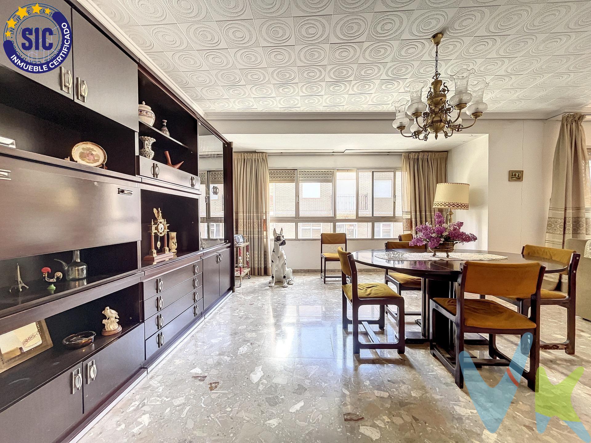 ¡Pocas propiedades te podrán ofrecer ésta gran oportunidad!. Descubre esta propiedad con un enorme potencial inmobiliario, ya sea para vivir o como una inversión con alta rentabilidad. Actualmente, la propiedad cuenta con una edificación ya construida que ofrece diversas posibilidades de aprovechamiento. La planta baja, con 255 m², puede utilizarse, como garaje, oficinas, almacén o un amplio local comercial. La primera planta presenta una vivienda de 206 metros cuadrados con cuatro habitaciones luminosas con armarios empotrados. Dos habitaciones conectan con un amplio balcón, mientras que las otras dos tienen ventanas a la calle. Amplia cocina Independiente con salida a una amplia terraza Con dos baños completos, uno con bañera y otro con plato de ducha, además de terrazas y balcones, esta vivienda está para entrar a vivir. Te proponemos varias opciones de desarrollo en la parcela de esta propiedad, con una edificabilidad aproximada de 2250 metros cuadrados, con posibilidad de construir un edificio en una zona de alta demanda. Su ubicación estratégica y la creciente demanda en la zona, lo convierten en una inversión atractiva para construir dos edificios residenciales. Además, la propiedad incluye una nave industrial diáfana de 540 m² con cubierta metálica y acceso directo desde el local comercial, con vistas al Bulevar. ¡No dejes pasar esta oportunidad única para desarrollar tu proyecto inmobiliario en una zona de gran crecimiento!. La descripción del presente inmueble e imágenes tienen mero carácter informativo y en ningún caso carácter contractual, pudiendo ser modificados por la inmobiliaria comercializadora sin que ello implique responsabilidad alguna frente a terceros. En el precio de venta a público, esta propiedad NO incluye los gastos de adquisición (Notario, registro, gestión, honorarios, etc…). 