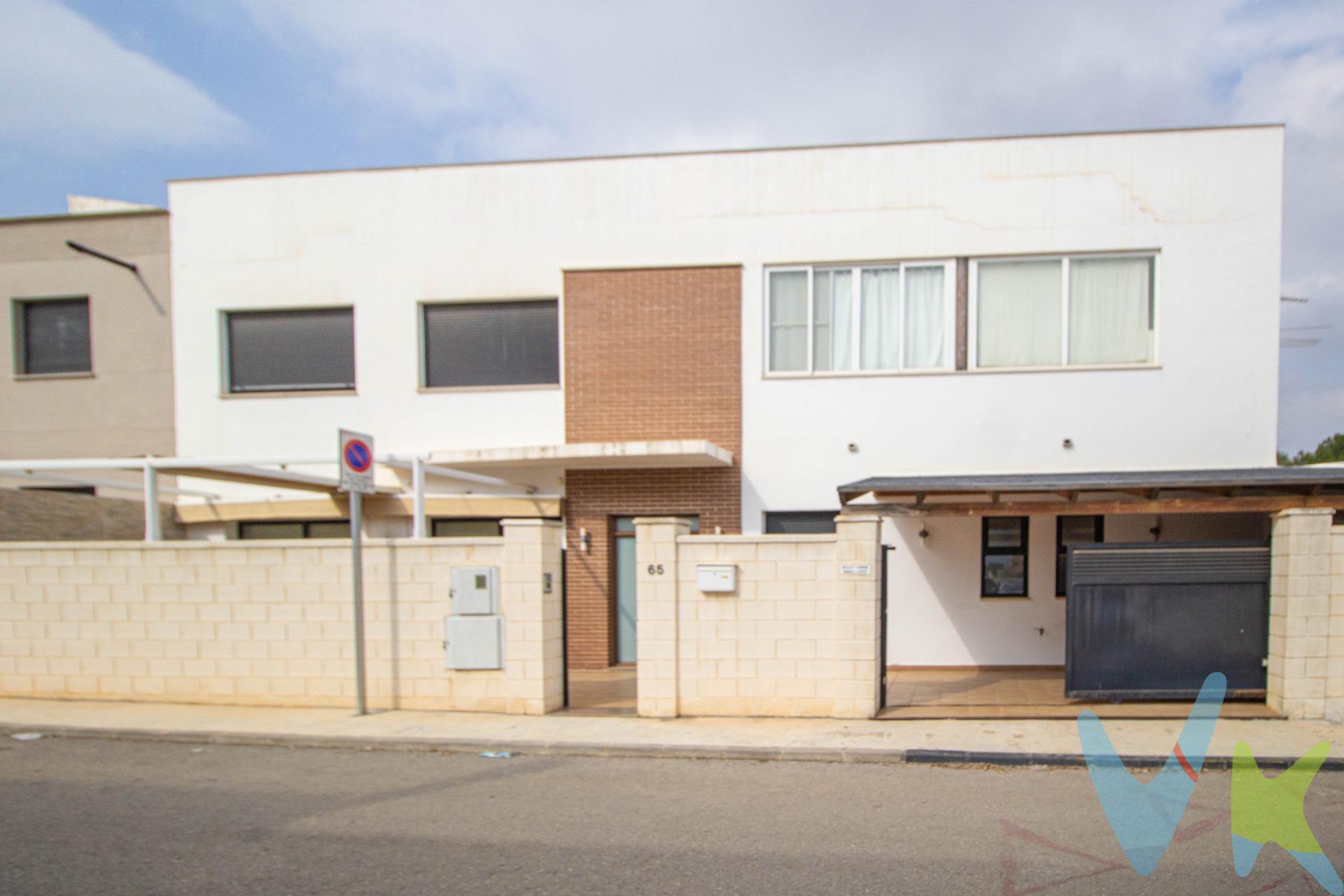Ésta espectacular vivienda de diseño moderno está totalmente equipada y lista para disfrutarla. Ubicada en una urbanización en plena expansión, cerca de zonas verdes y parques. Planta baja: . Entramos directamente a la terraza en la que hay una zona de aparcamiento. El salón es un espacio luminoso y acogedor, con grandes ventanales que permiten el paso de abundante luz natural y acceso directo a la terraza. El interior ofrece una gran cocina totalmente equipada con electrodomésticos de última generación y una espaciosa despensa para un óptimo almacenamiento. Además, en esta planta se encuentra un baño y un dormitorio con armarios empotrados y salida a un pequeño patio de luces. En la primera planta, la vivienda dispone de un práctico lavadero, tres amplias habitaciones y una terraza. La construcción ha sido realizada con materiales de primera calidad, asegurando durabilidad y confort. En su interior, la casa está decorada con un estilo moderno y elegante, caracterizado por su luminosidad y una distribución funcional. ¿ Estás interesado? llámanos y hablamos. 96 172 45 35 extensión 2. 644 21 34 93. www.grupo-vive.com. vivexativa@grupo-vive.com. . . . 