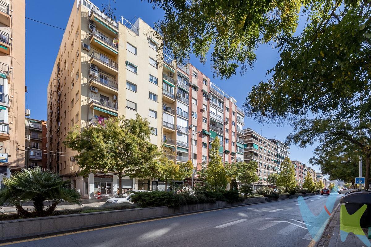 ¡Oportunidad en Camino de Ronda!. A la altura de Calle Alhamar ponemos a la venta este amplio y luminoso piso de 91,35 m², ideal para reformarlo a tu gusto y crear la vivienda que siempre has querido. La distribución incluye un salón con acceso a terraza, tres dormitorios espaciosos, cocina con lavadero, baño completo y una práctica dependencia perfecta para despensa o vestidor. El edificio ha sido reformado y cuenta con ascensor, lo que aporta comodidad y valor añadido. No dejes pasar esta oportunidad y ven a visitarlo. Ref. N361. * Las superficies expresadas en esta página tienen carácter descriptivo y son aproximadas. * Los precios pueden ser susceptibles de modificación sin previo aviso. * Esta propiedad se vende sin muebles.