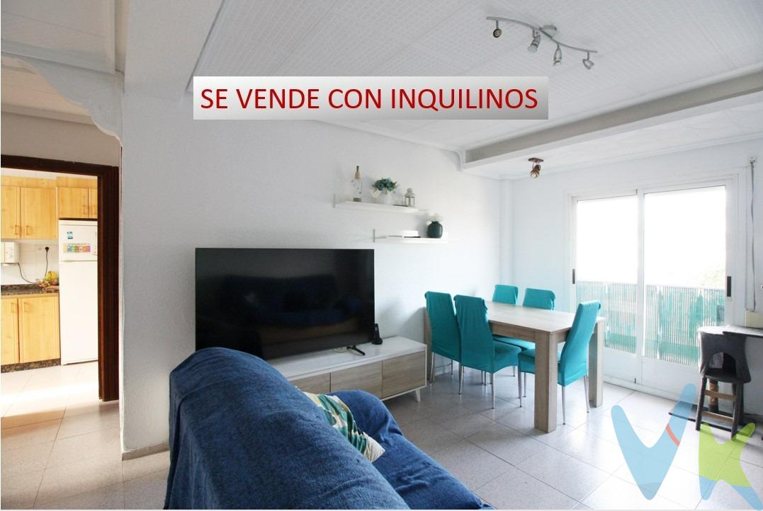 LA VIVIENDA SE VENDE CON INQUILINOS DENTRO, tienen contrato hasta el 01-01-2027 y la renta actual es de 315€. Este acogedor piso en Torrent es ideal para aquellos que buscan una vivienda bien distribuida y luminosa. La propiedad cuenta con 3 habitaciones, perfectas para familias o quienes necesiten espacio adicional para oficina o zona de estudio. El baño es amplio, equipado con un moderno plato de ducha, lo que le otorga comodidad y funcionalidad. La cocina independiente es luminosa y dispone de una galería que ofrece un espacio extra para lavadora y almacenaje. El salón-comedor se destaca por su gran entrada de luz natural, creando un ambiente cálido y acogedor, con acceso directo a un balcón privado, perfecto para disfrutar del aire fresco o incluso montar un pequeño rincón de descanso al aire libre. La vivienda se encuentra en una finca sin ascensor y actualmente está alquilada, lo que puede representar una excelente oportunidad de inversión si estás buscando obtener rentabilidad desde el primer momento. La venta de esta vivienda se gestiona mediante contrato de EXCLUSIVA COMPARTIDA por lo que se trabaja con más de 150 Inmobiliarias. Los gastos de la venta tales como notaría, registro y honorarios no están incluidos en el precio. INMUEBLE SUJETO A PERIODO DE TRASPARENCIA. . 