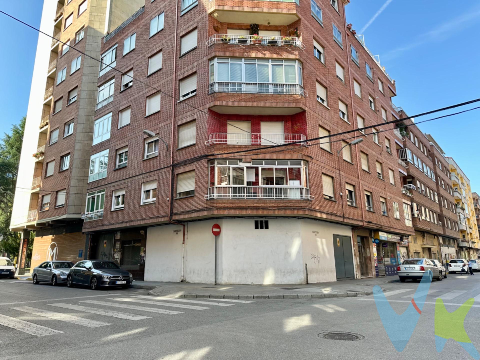 Vivienda ubicada en la zona del temple de Ponferrada. Con una superficie de 98 m², este inmueble se encuentra en la 5ª planta de un bloque construido en 1976, lo que le otorga un carácter especial y una ubicación privilegiada. La vivienda está en muy buen estado y cuenta con una distribución funcional que maximiza el espacio. Al entrar, te recibirán un hall de entrada que te llevará a un pasillo distribuidor. El salón-comedor es un lugar acogedor y luminoso, con acceso a una terraza acristalada, perfecta para disfrutar de las vistas y del aire fresco en cualquier época del año. Dispone de 3 habitaciones dobles, ideales para familias o para quienes necesiten espacio adicional para trabajar o recibir visitas. El baño está equipado con un plato de ducha, lo que lo hace práctico y funcional. La cocina es independiente y está completamente equipada, además de contar con una despensa que te proporcionará un espacio extra para almacenamiento. También hay un aseo adicional, lo que es una gran ventaja para la comodidad diaria. En cuanto a la ubicación, estarás a un paso de la policía municipal, del Parque del Temple y de una parada de autobús, lo que te permitirá moverte con facilidad por la ciudad. Además, en las inmediaciones encontrarás todos los servicios que utilizas a diario, lo que hará tu vida mucho más cómoda. La vivienda tiene una orientación noreste, lo que garantiza una buena entrada de luz natural durante la mañana. La calefacción y el agua caliente se producen mediante una caldera individual de gas ciudad, asegurando un ambiente cálido y confortable. Como añadido, el piso incluye una carbonera, un espacio útil para almacenamiento adicional. 