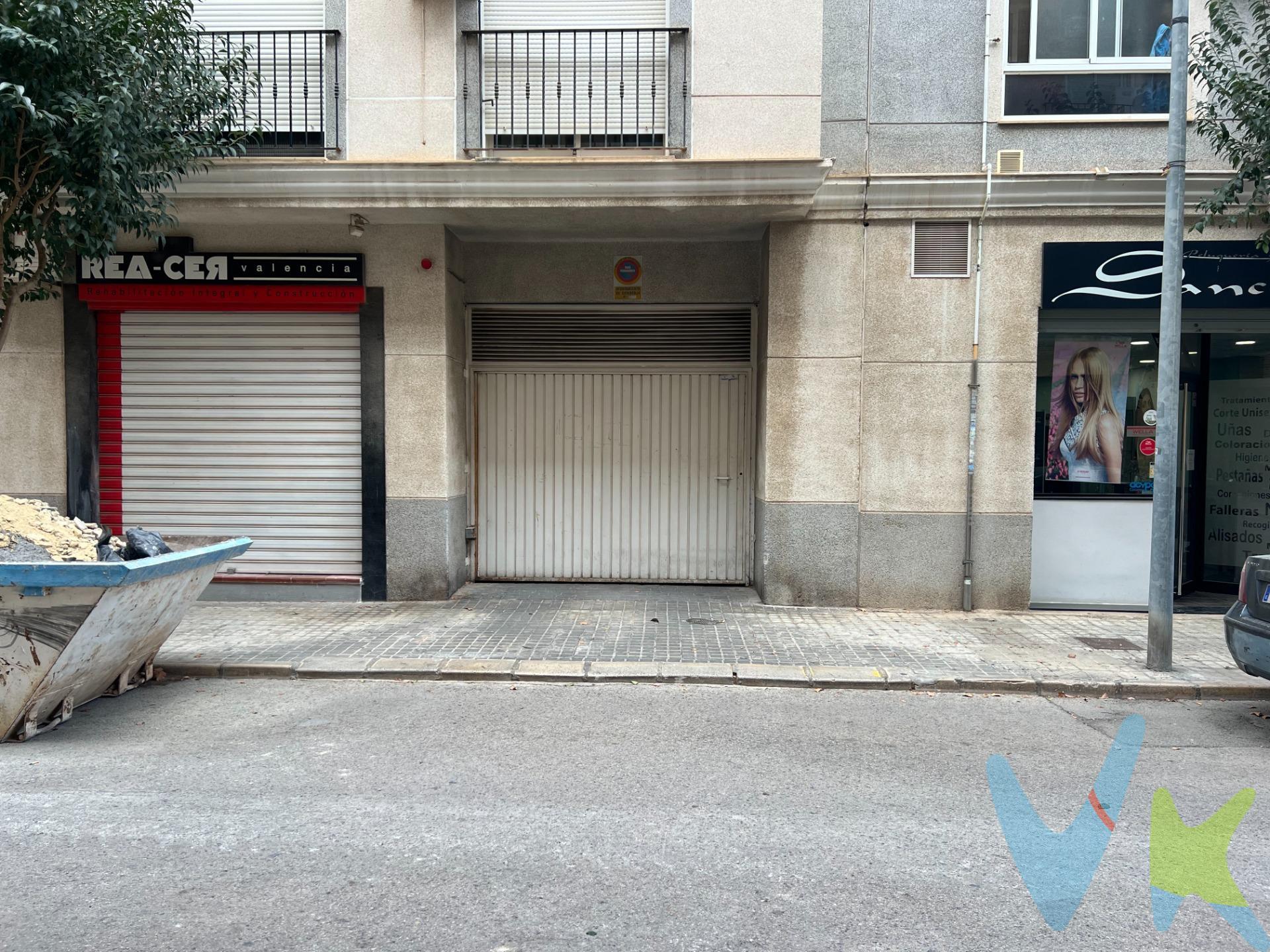 ¿Quieres evitar dar vueltas para aparcar? TENEMOS LA PLAZA DE GARAJE QUE NECESITAS. Se vende parking de 21 m2 de superficie en la zona Plaza Els Furs, Catarroja. Este garaje cuenta con luz. Referente a sus alrededores dispones de fácil acceso a autobuses y trenes, cercanía a centros médicos, universidades y colegios. También se encuentra cerca de parques y supermercados. Es una excelente oportunidad para aquellos que buscan un espacio seguro para estacionar su vehículo o utilizarlo como trastero. *Nuestro departamento financiero puede conseguir tu financiación. ¡ Consúltanos !*. *Nota: Agencia Registrada con el Nº 1018 en el Registro Obligatorio de Agentes Inmobiliarios de la Comunitat Valenciana. Puede consultar en la web de la GVA. La oferta está sujeta a cambios de precio o retirada del mercado sin previo aviso. En el precio de venta no están incluidos: el impuesto del ITP, los gastos de Notaría, los honorarios de agencia y los gastos de financiación, si la hubiese. Este anuncio no es vinculante, puede contener errores, se muestra a titulo informativo y no contractual*. *Por mandato expreso del propietario, comercializamos este inmueble en exclusiva, lo que le garantiza el acceso a toda la información, a un servicio de calidad, un trato fácil, sencillo y sin interferencias de terceros. Por este motivo, se ruega no molestar al propietario, a los ocupantes de la propiedad o a los vecinos. Muchas gracias por su comprensión. Si usted es agente inmobiliario y tiene un cliente para este inmueble, llámenos: estaremos encantados de colaborar.*