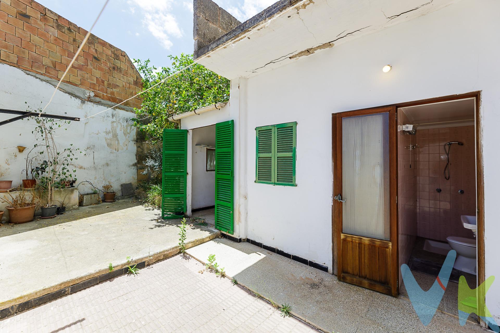 MANACOR - CENTRO- En el corazón de Manacor se ofrece a la venta una planta baja sin techo libre que cuenta con tres habitaciones, dos de ellas dobles y una simple. La vivienda dispone de un baño completo con ducha, un amplio salón y una cocina independiente con office. La propiedad se complementa con una magnífica terraza de aproximadamente 40 metros cuadrados, que incluye un aseo adicional con ducha y dos estancias más. Esta propiedad es ideal para quienes buscan comodidad y funcionalidad en un entorno acogedor. . Manacor es un municipio situado en la parte oriental de Mallorca, en las Islas Baleares. Este municipio limita con los de San Lorenzo del Cardessar, Petra, Villafranca de Bonany y Felanitx. ¡No pierdas la oportunidad y ven a visitarlo! . Por mandato expreso del propietario, comercializamos este inmueble en exclusiva, lo que le garantiza al acceso a toda la información, a un servicio de calidad, un trato fácil, sencillo y sin interferencias de terceros. Por este motivo, se ruega no molestar al propietario, a los ocupantes de Ia propiedad o a los vecinos. Muchas gracias por su comprensión. Si usted es agente inmobiliario y tiene un cliente para este inmueble, llámenos: estaremos encantados de colaborar. *Este inmueble se comercializa mediante el sistema VentaPlus de ABSI ( Agrupación Balear de Servicios Inmobiliarios ) y Ia agencia comercializadora ha supervisado Ia documentación necesaria para Ia compraventa. 