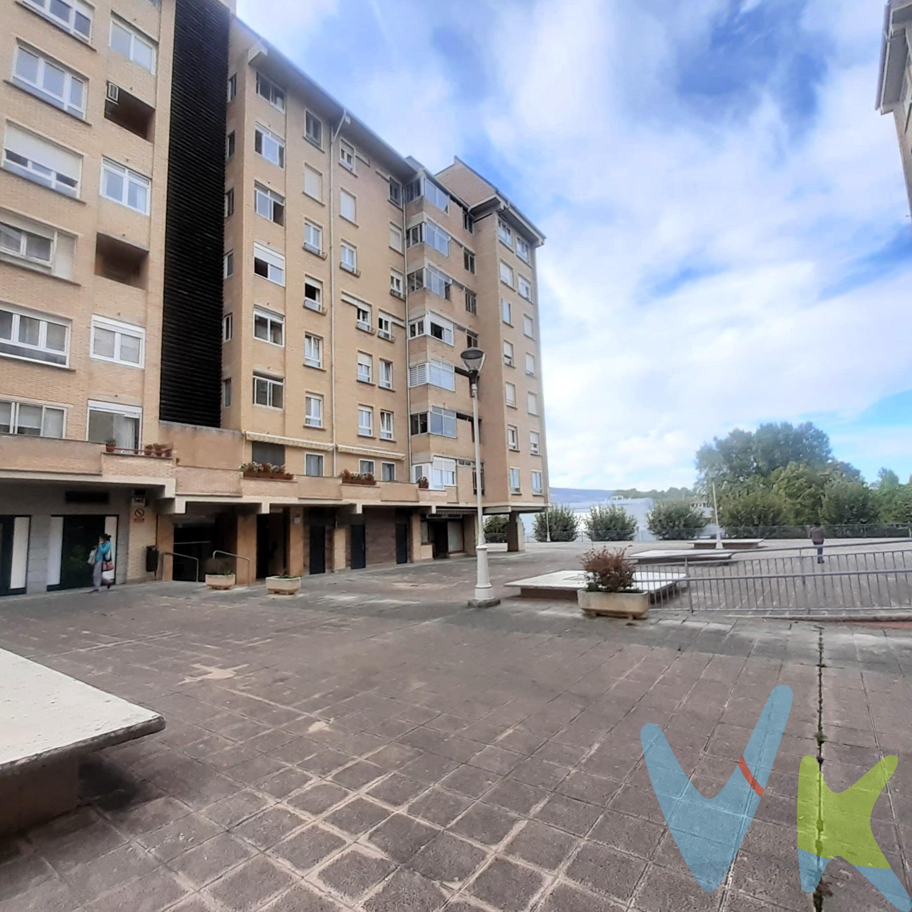 Te presentamos una magnífica oportunidad para establecerte en el corazón de Zizur, específicamente en la emblemática zona de Santa Cruz de Ardoi. Este acogedor y luminoso hogar cuenta con tres amplios dormitorios que ofrecen un espacio ideal tanto para descansar como para disfrutar del tiempo familiar. Además, dispone de un baño  funcional. La cocina está completamente amueblada y equipada, perfecta para los amantes de la gastronomía que buscan comodidad al cocinar. El salón-comedor es amplio e invita a momentos inolvidables con amigos o familiares; ambos espacios cuentan con acceso directo a terrazas donde podrás relajarte al aire libre. Esta propiedad incluye una plaza de garaje ubicada dentro del mismo edificio, lo cual añade conveniencia adicional a tu día a día. Para mayor tranquilidad, el portal se encuentra sin barreras arquitectónicas y ha sido reformado recientemente.