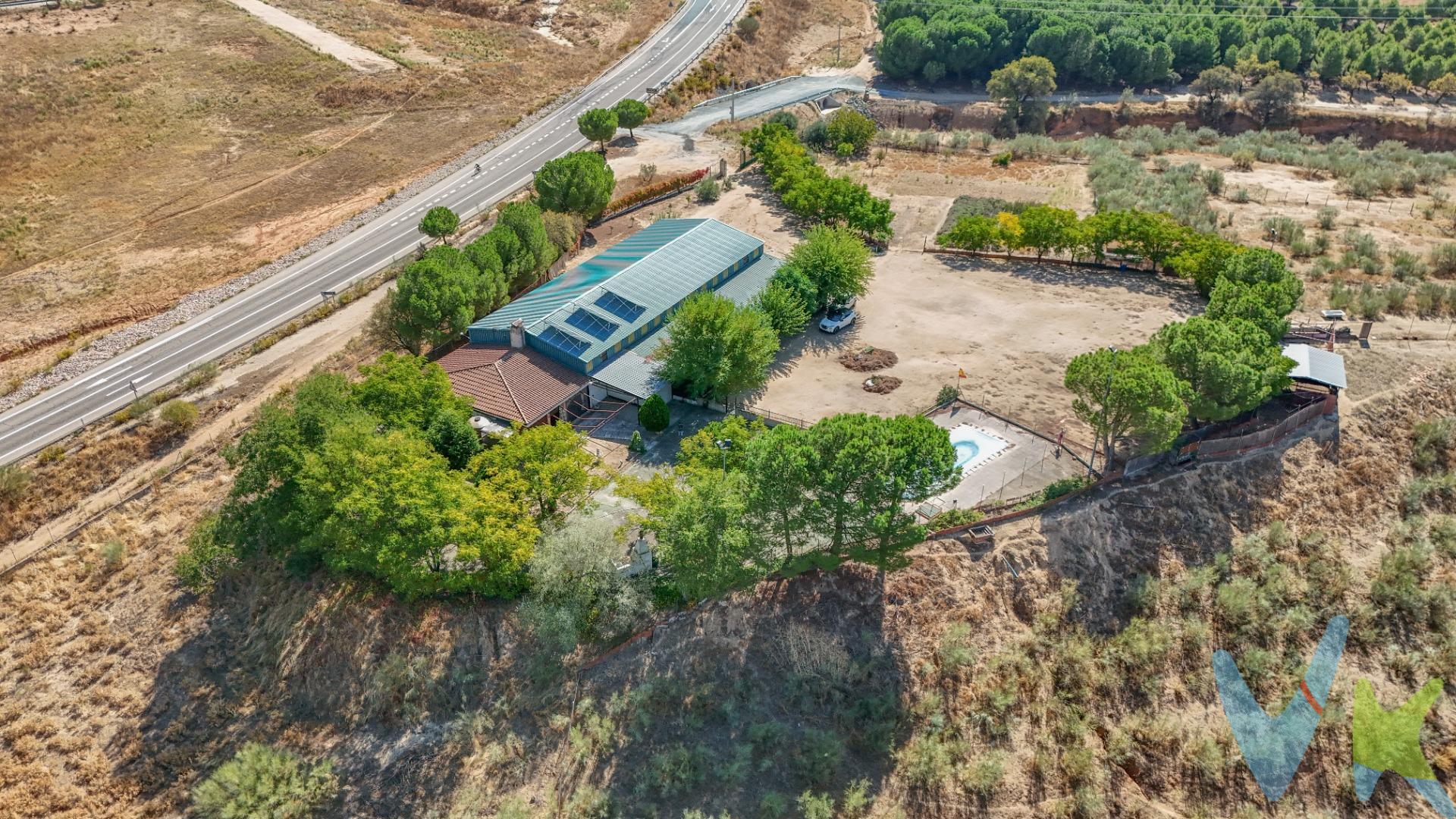 Finca exclusiva en Bargas, Toledo – Naturaleza, producción y bienestar en 35 hectáreas únicas. Vive, invierte o crea tu propio paraíso rural a solo unos minutos de Toledo. Esta magnífica finca rústica de 35 hectáreas, con acceso directo desde la CM-4006, combina a la perfección el encanto natural del río Guadarrama con el potencial productivo de una tierra fértil y cuidada. Lo que hace única a esta propiedad:. Ubicación privilegiada: tranquilidad absoluta, pero con excelente conexión a Toledo y Madrid. Entorno natural de alto valor ecológico y cinegético, ideal para quienes buscan privacidad, naturaleza y vistas impresionantes. Dos edificaciones versátiles:. Casa de campo con piscina, perfecta para escapadas familiares, turismo rural o residencia habitual. Nave industrial polivalente, apta para almacenamiento, explotación agrícola o actividades complementarias. Energía solar instalada, apostando por la autosuficiencia y la sostenibilidad. Producción y potencial agrícola. Viñedo consolidado de 15.000 m² con variedades Garnacha y Tempranillo, en pleno rendimiento. Sistema de riego por goteo moderno, que maximiza la eficiencia del agua. Árboles frutales distribuidos estratégicamente, aportando diversidad y valor añadido a la finca. Comodidad y seguridad. Cerramiento perimetral completo y caminos interiores acondicionados que facilitan el acceso a todas las zonas. Espacios amplios y adaptables, perfectos para proyectos de enoturismo, agricultura ecológica o retiro familiar. Ideal para. Inversores con visión agrícola o turística. Amantes de la naturaleza que buscan un refugio con encanto y total independencia. Familias que desean una vida tranquila sin renunciar a la cercanía urbana. Una oportunidad irrepetible para adquirir una finca con alma, productividad y futuro. Contacta para más información y descubre todo lo que esta propiedad puede ofrecerte.