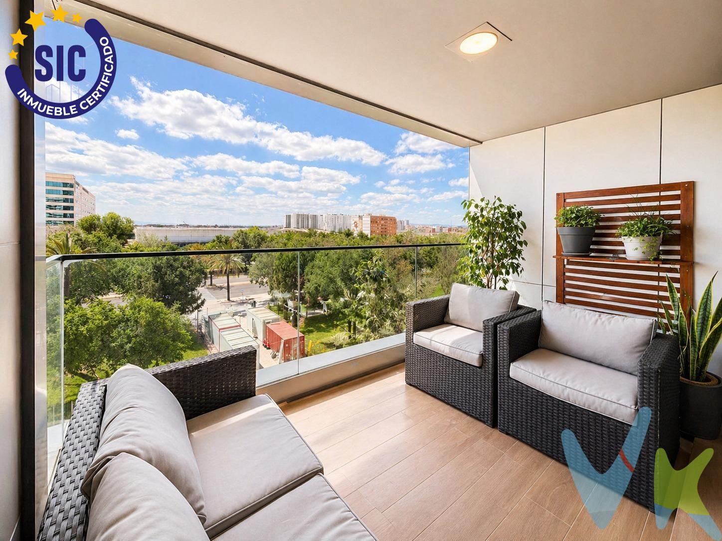 RK Inmocarrillo te presenta en exclusiva esta magnífica vivienda situada en una quinta planta de un residencial construido en 2021, una promoción moderna y con unas calidades constructivas muy por encima de la media. Torre Iberia destaca por ser un residencial privado con piscina exterior, solárium, gimnasio comunitario y servicio de conserjería, ofreciendo comodidad, privacidad y calidad de vida en una de las zonas con mayor proyección de Valencia. Uno de los grandes valores diferenciales del edificio es su excelente calidad de construcción. Cuenta con suelos porcelánicos en la vivienda y una elegante fachada de porcelánico blanco, un material de gran durabilidad que no solo aporta una estética limpia, moderna y luminosa, sino que también favorece un mejor mantenimiento con el paso del tiempo. La vivienda fue concebida originalmente con cuatro habitaciones, pero una de ellas, situada junto al salón, se integró en la zona de día para crear un espacio mucho más abierto, cómodo y funcional incluyendo también el recibidor. Gracias a esta mejora, el salón comedor pasó de tener aproximadamente 21 m² a convertirse en una espectacular estancia de unos 32m² con una amplitud muy difícil de encontrar en viviendas de este tipo. Desde este gran salón comedor se accede directamente a una preciosa terraza con orientación sur, uno de los rincones más especiales de la vivienda. Desde ella se disfrutan unas vistas realmente despejadas hacia el Boulevar Sur, donde prácticamente todo lo que se contempla es verde. Una quinta planta con luz, privacidad, amplitud visual y una sensación de tranquilidad que convierte la terraza en un espacio ideal para desayunar, leer, desconectar o disfrutar del clima de Valencia durante gran parte del año. La distribución de la vivienda es muy cómoda y equilibrada. Al entrar, nos recibe un práctico recibidor que conecta de forma natural con la cocina equipada y con el amplio salón comedor abierto. La zona de día, compuesta por cocina, salón y terraza, disfruta de orientación sur, lo que garantiza una excelente luminosidad durante todo el día. La zona de noche queda perfectamente diferenciada y está compuesta por tres habitaciones dobles, todas ellas con armarios empotrados y orientación oeste. Esta separación entre la zona de día y la zona de descanso aporta privacidad, orden y una sensación de vivienda muy bien pensada. La vivienda dispone de dos baños completos. El baño principal cuenta con bañera, mientras que el baño en suite de la habitación de matrimonio dispone de ducha y, además, es exterior, con ventana, lo que le aporta ventilación natural y una agradable entrada de luz. El inmueble incluye en el precio una amplísima plaza de garaje, una de las más grandes de todo el aparcamiento, situada en la planta -1, así como un cómodo trastero, perfecto para almacenamiento adicional. Torre Iberia se encuentra en el barrio de Malilla, una de las zonas más demandadas y en plena expansión de Valencia. Un entorno moderno, familiar y muy bien comunicado, con todos los servicios necesarios a pocos minutos: supermercados, restaurantes, farmacias, colegios, zonas verdes, el Parque de Malilla, instalaciones deportivas y una excelente conexión con el resto de la ciudad. Una vivienda casi de obra nueva, luminosa, amplia, con terraza, garaje, trastero y unas zonas comunes excepcionales. Una oportunidad ideal para quienes buscan vivir en un residencial privado, moderno y con calidad, sin renunciar a la comodidad de estar en una de las zonas con más futuro de Valencia.