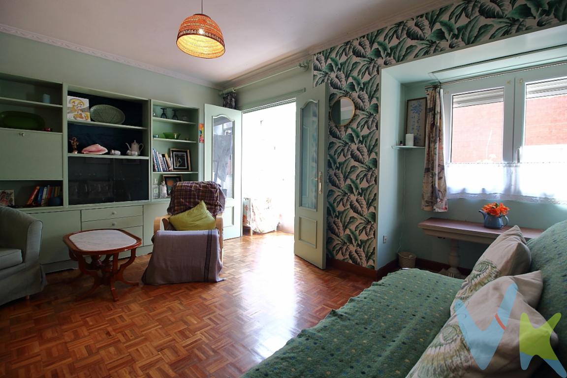 ¡Oportunidad en Ceares! Piso luminoso, funcional y listo para adaptar a tu gustoSi buscas tu primera vivienda o un hogar acogedor para tu familia en una de las zonas más demandadas de Gijón, este piso en Ceares es la opción ideal. Una vivienda con una distribución excelente que aprovecha cada metro cuadrado para ofrecerte la máxima comodidad.Características principales:Superficie: 73 m² construidos (65 m² útiles) en una primera planta.Dormitorios: 2 habitaciones luminosasSalón-comedor: Espacio generoso y muy luminoso gracias a sus grandes ventanales.Cocina: Independiente, funcional  con buen almacenaje.Baño: CompletoUbicación y servicios:Vivirás en un barrio tranquilo pero con todo a un paso: supermercados, colegios, bancos y farmacias. Además, cuenta con excelentes conexiones de autobús que te comunicarán rápidamente con cualquier punto de Gijón.El inmueble se presenta como un lienzo en blanco con un gran potencial de personalización. Es la oportunidad perfecta para diseñar los espacios exactamente como siempre has soñado.¡No dejes escapar esta oportunidad! Contacta con nosotros y agenda tu visita hoy mismo.Gastos e impuestos no incluidos en el precio. En segundas transmisiones, el comprador abona el ITP (porcentajes en Asturias: https://sede.tributasenasturias.es/sites/sede/default/es_ES/Que-quieres-hacer/Transmisiones-Patrimoniales-y-AJD), calculado sobre el mayor valor entre precio, tasación o valor de referencia catastral. Notaría y registro según aranceles variables; el comprador elige notario. El vendedor asume la plusvalía municipal; el resto de gastos (incluida hipoteca: tasación, costes bancarios, gestoría y formalización) son del comprador.Honorarios: intermediación a cargo del vendedor; mediación a cargo del comprador del 2% + IVA, mínimo 2.000  + IVA.El consumidor puede solicitar información y documentación adicional en la sede física o por correo electrónico de la Agencia (contacto en la web). La agencia actúa solo como intermediaria; toda compraventa queda sujeta a la aceptación expresa del vendedor y a la formalización del contrato. Anuncio meramente informativo: los datos corresponden a la fecha de publicación y pueden variar por actualizaciones legales, contractuales o fiscales. 