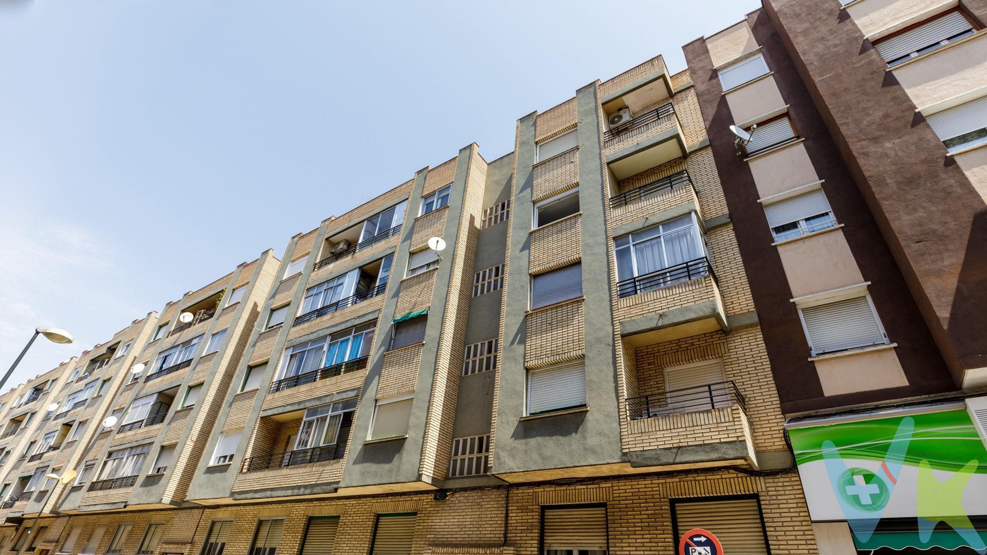 Ideal como inversión o como primera vivienda, esta propiedad ofrece una alternativa más económica que un alquiler, ¡con la ventaja de ser propietario!. Ubicada en la calle Germana de Foix, esquina con Sobrarbe, a tan solo unos pasos del Puente de Piedra, disfrutarás de una excelente comunicación, servicios cercanos y un entorno con encanto. La vivienda cuenta con 58 m² útiles muy bien distribuidos:. 3 dormitorios (dos de ellos dobles). Salón con acceso a balcón exterior. Cocina con galería. Un baño . Se encuentra para reformar, lo que te brinda la libertad de personalizarla a tu gusto o prepararla para alquilar con alta rentabilidad. Dispone de:. Suelos de terrazo. Ventanas de madera. Calefacción individual a gas con instalación en funcionamiento y caldera con mantenimientos al día. Es una quinta planta sin ascensor, totalmente exterior y con una excelente luminosidad durante todo el día. ¿Quieres más información o agendar una visita?. Llámanos y descubre todo el potencial de esta vivienda. 