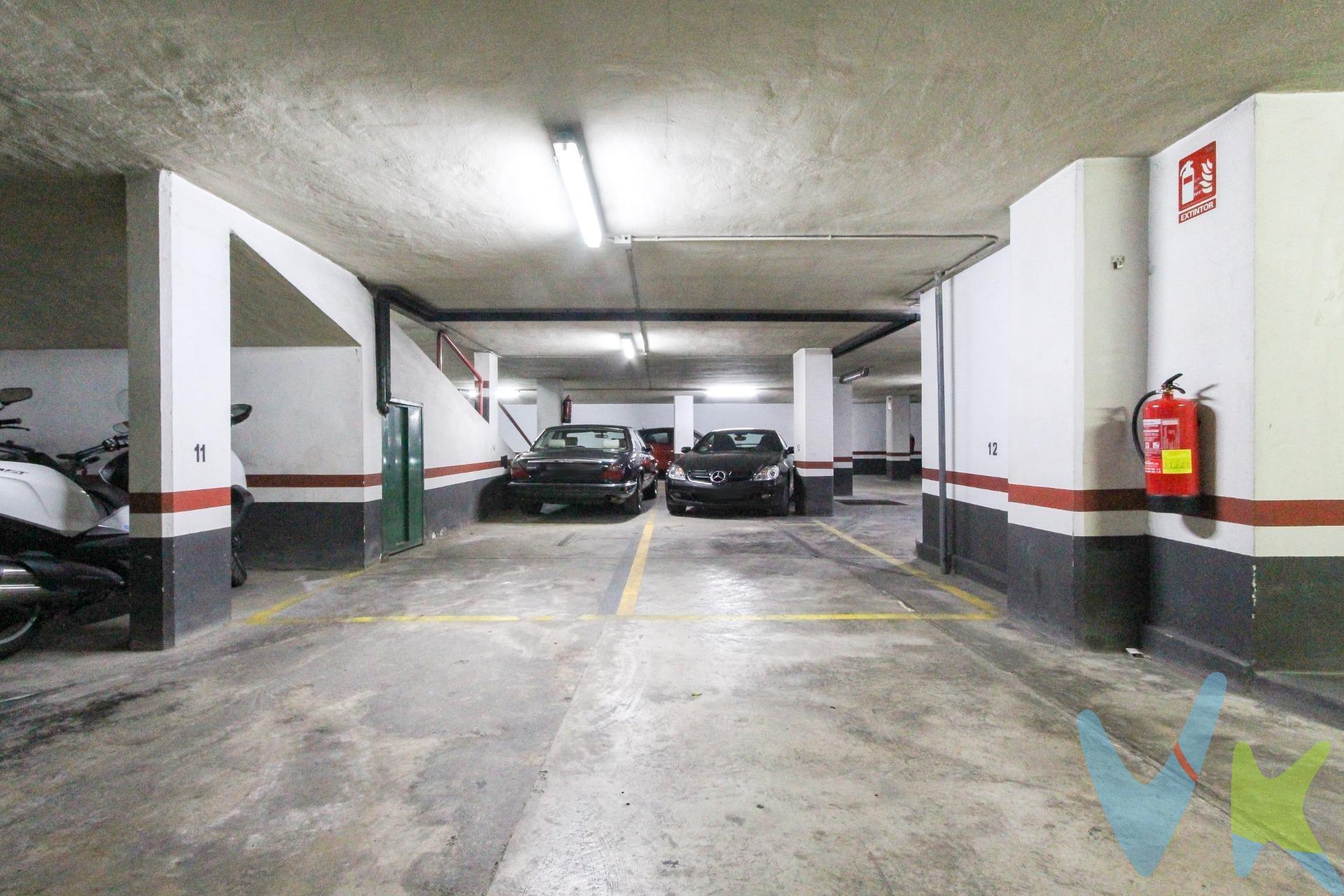 Explora la conveniencia y la amplitud con la plaza de garaje que RE/MAX Urbe 2 tiene disponible para ti. Situada en la prestigiosa Avenida Reino de Valencia, esta plaza ofrece un espacio generoso con medidas de 2,23 metros de ancho por 4,40 metros de largo. . Con esta dimensión, tendrás espacio más que suficiente para estacionar tu vehículo cómodamente y maniobrar sin problemas. Ya sea que busques un lugar para tu coche, moto o bicicleta, esta plaza de garaje te brinda la comodidad y la seguridad que necesitas. ¡No dejes pasar esta oportunidad de garantizar un espacio protegido para tu vehículo en una ubicación privilegiada!. La descripción del presente inmueble e imágenes tienen mero carácter informativo y en ningún caso carácter contractual, pudiendo ser modificados por la inmobiliaria comercializadora sin que ello implique responsabilidad alguna frente a terceros. En el precio de venta a público, esta propiedad NO incluye los gastos de adquisición (Notario, registro, gestión, honorarios, etc…). 