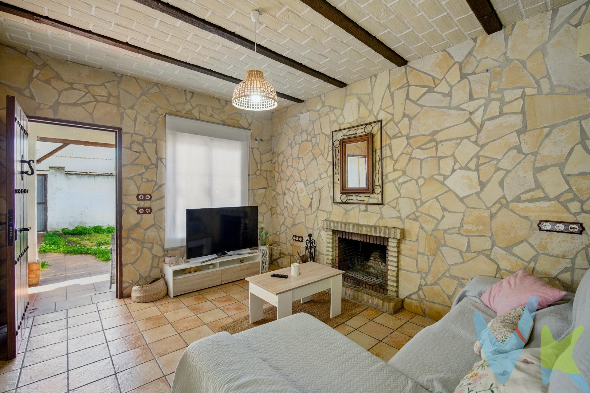 Descubre este encantador chalet ubicado en la zona del Marquesado, Chiclana de la Frontera. Con una superficie construida de 67 m², en una parcela de 483 m2 esta propiedad cuenta con un acogedor salón-cocina ideal para disfrutar momentos inolvidables 🍽️✨. Dispone de dos cómodas habitaciones: una doble y otra sencilla 🛏️🛌, así como un baño reformado que añade funcionalidad a tu día a día 🚿🚽. La cocina está equipada solo con muebles lo que te brinda libertad para personalizarla según tus gustos 🎨🍴. La carpintería interior es completamente en madera aportando calidez al ambiente mientras que el suelo es de gres facilitando su mantenimiento 🔑🥇. NOTA: En la galeria de imagenes, hay algunas, que están recreadas virtualmente, para que sirvan de ejemplo decorativo, para que el cliente pueda tener una muestra de cómo podría quedar la estancia, advirtiendo que el contenido de las mismas no existe en la propiedad. Con orientación sur ☀️🌅, tendrás luminosidad natural durante todo el año! Además podrás relajararte junto a la chimenea o disfrutar del amplio jardín privado donde los sueños se hacen realidad 🌈🐦. Esta propiedad también incluye patio, porche y piscina propia 🏊‍♂️💦 perfectos para esos días soleados; además tienes supermercados cercanos e instalaciones como tranvías 📍🚋 disponibles casi al lado ¡y parking incluido! No pierdas esta oportunidad única. Comercializamos este inmueble en exclusiva, lo que le garantiza el acceso a toda la información y un servicio de calidad. En cumplimiento del Decreto de la Junta de Andalucía 218/2005 del 11 de Octubre, se informa al cliente que los gastos notariales, registrales, ITP y otros gastos inherentes a la compraventa no están incluidos en el precio. Igualmente disponemos del Documento Informativo Abreviado de la Propiedad (D.I.A) , y de un Seguro de Caución para garantizar las cantidades entregadas a nuestra Agencia en concepto de Reserva y/o Arras.