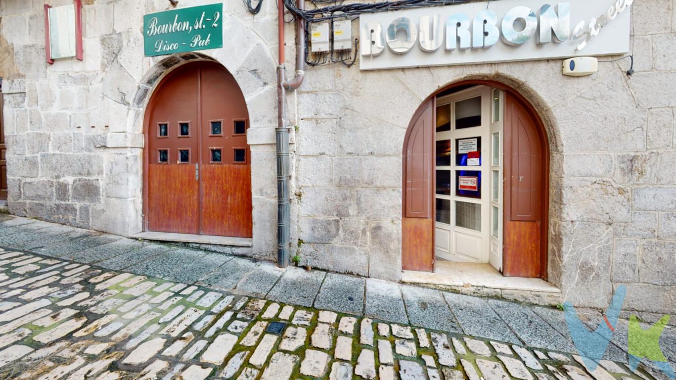 En el pueblo de Laredo en casco antiguo zona muy turística, zona de restauración y mucho ocio, se vende negocio en funcionamiento, con tres ambientes distintos con 3 barras, aseos, pista de baile, zona de reservados y dos entradas, muy amplio lo cual da opción a darle cualquier otro uso como por ejemplo, restaurante, mega cafetería, discoteca, karaoke, etc. etc. todo en una sola planta.