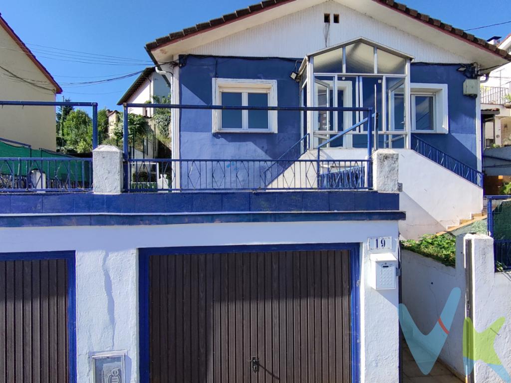  Presentamos una magnífica oportunidad de adquirir una Buena casa en venta situada en la Zona de Roces al lado del Parque de Montevil  en la ciudad de Gijón.  Ideal para aquellos que buscan un hogar espacioso con vistas y una Magnifica Terraza para disfrutar en una ubicación privilegiada.Este inmueble, con muchas posibilidades de  distribución incluye cuatro amplias habitaciones ,Sala con Cocina,Baño Aseo y Trastero en 2 Plantas Desde la primera Planta , se accede a una agradable terraza de 30 metros y 40 metros de Finca perfectos para disfrutar del aire fresco o de momentos de esparcimiento al aire libreDispone además de dos Plazas  de garaje que proporcionan una comodidad extra, asegurando el resguardo de su vehículo sin complicaciones. Asimismo, se cuenta con un trastero, ofreciendo soluciones de almacenamiento prácticas que ayudan a mantener los espacios principales despejados y bien organizados.El inmueble forma parte de un conjunto residencial que se beneficia de una zona ajardinada, un entorno ideal para pasear, disfrutar al aire libre y ofrecer un espacio seguro donde los niños pueden jugar. Esta característica es un gran valor añadido en el corazón de la ciudad, proporcionando un oasis de tranquilidad lejos del bullicio urbano.Además, la casa goza de excelente conectividad gracias a la cercanía de paradas de autobús, facilitando el acceso al resto de la ciudad. Esta propiedad es una excelente inversión para quienes buscan asentarse en Gijón, combinando el encanto de una construcción con las comodidades modernas necesarias para una vida confortable. Contáctenos para agendar una visita y descubra personalmente cada detalle que hace de esta propiedad una oportunidad única en el mercado de Gijón.Es una oferta que no querrá dejar escapar.Confía en Profesionales acreditados. Disponemos de las certificaciones CRS y Realtor y todos nuestros agentes tienen la titulación AIR (Agentes inmobiliarios Registrados). Tenemos más de 30 años de experiencia en el sector. Todas las cantidades recogidas como depósito están garantizadas mediante seguro de caución.En el precio publicitado no se incluyen los Impuestos de Transmisiones Patrimoniales ni los Gastos de Notaría y Registro. 