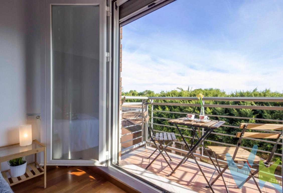 Espacio, comodidad y una magnífica terraza para disfrutar todo el añoSi buscas una vivienda amplia, luminosa y lista para entrar a vivir, este fantástico ático dúplex en la calle Rei en Jaume de Rafelbuñol es una oportunidad que no puedes dejar escapar. Situado en una zona tranquila y bien comunicada. La vivienda cuenta con 134 m² construidos y 107 m² útiles distribuidos en dos plantas, diferenciando perfectamente la zona de descanso de los espacios de convivencia.Distribución práctica y funcionalEn la planta baja encontramos tres habitaciones, una de ellas actualmente abierta, lo que permite adaptarla fácilmente como despacho, sala de estar o volver a configurarla como dormitorio según las necesidades de cada familia. Además, dispone de tres baños, una característica poco habitual que aporta un extra de comodidad para el día a día.La habitación principal cuenta con acceso a un agradable balcón, un rincón perfecto para disfrutar de la luz natural y de momentos de tranquilidad.En la planta superior se ubican el salón-comedor y la cocina, creando una zona social amplia y acogedora. Desde aquí se accede a la espectacular terraza de aproximadamente 22 m², uno de los grandes atractivos de la vivienda. Un espacio ideal para comidas al aire libre, reuniones con amigos, crear una zona chill out o simplemente relajarse disfrutando del buen clima mediterráneo.Lista para entrar a vivirLa vivienda se encuentra en muy buen estado de conservación y dispone de acabados que aportan confort y calidad, como suelo de parquet y sistema de aire acondicionado, garantizando una temperatura agradable durante todo el año.Además, el precio incluye una plaza de garaje en el mismo edificio, una ventaja muy valorada que aporta comodidad y seguridad.Vivir en RafelbuñolRafelbuñol es una de las localidades más demandadas de lHorta Nord por su equilibrio entre tranquilidad residencial y excelentes conexiones con Valencia. La población dispone de todos los servicios necesarios para el día a día: centros educativos, instalaciones deportivas, comercios, supermercados, zonas verdes y una amplia oferta de restauración. Además, cuenta con estación de Metrovalencia, lo que permite conectar cómodamente con el centro de Valencia y otras localidades del área metropolitana. La línea que conecta Rafelbuñol con Valencia es una de las más utilizadas de la red metropolitana.Su ubicación estratégica permite disfrutar de un entorno tranquilo sin renunciar a la cercanía de la ciudad, las playas del litoral valenciano y las principales vías de comunicación.Una vivienda que merece ser visitadaPor su amplitud, distribución, excelente estado de conservación, terraza de gran tamaño y ubicación en una de las poblaciones con mayor proyección de lHorta Nord, este ático dúplex reúne todas las características para convertirse en tu próximo hogar.Contacta con nosotros para más información o para concertar una visita. Estaremos encantados de enseñarte todo lo que esta vivienda puede ofrecerte.Se muestra a título informativo y no contractual. El precio no incluye lo siguiente: Honorarios de la agencia inmobiliaria, impuestos (IVA, ITP) y otros gastos de la Compraventa (notaria, gestoría y registro).