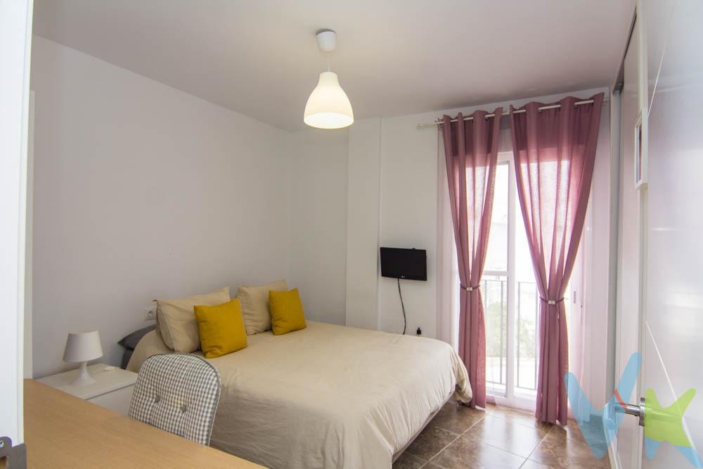 Precioso piso para entrar a vivir, con una distribución muy cómoda y espacios pensados para disfrutar del confort diario. La vivienda cuenta con tres habitaciones y dos baños completos, uno de ellos en el dormitorio principal. La cocina está totalmente equipada y lista para su uso desde el primer día. Destaca especialmente por su gran luminosidad, gracias a sus tres balcones a la calle y a que no tiene edificios en frente que resten luz. Además, dispone de preinstalación de aire acondicionado en toda la vivienda, termo eléctrico, y mosquiteras en todas las ventanas de climalit con doble acristalamiento, lo que garantiza confort durante todo el año. El edificio tiene ascensor desde la planta baja hasta la planta donde se encuentra la azotea que es transitable y permite tendederos. Uno de sus grandes atractivos es la excelente capacidad de almacenamiento, Armario empotrado en el hall de entrada, 2 armarios en cada una de las habitaciones individuales y 4 armarios en el dormitorio principal. La vivienda se completa con un garaje muy amplio (con capacidad para dos vehículos) y trastero junto a la plaza de garaje, aportando aún más comodidad y espacio extra. Una opción ideal para quienes buscan un piso luminoso, funcional y cuidado al detalle, listo para convertirse en hogar. Ubicado a 5 minutos de Plaza del Arenal y a 10 de Madre de Dios. Operación sujeta a ITP, cuyo tipo general es del 7% respecto al precio de venta, pero que en casos especiales se puede ver reducido al 6% o 3,5% en virtud de lo dispuesto en el Ley 5/2021, de 20 de octubre, de Tributos Cedidos de la Comunidad Autónoma de Andalucía. El comprador, en caso de que querer adquirir la vivienda a través de la agencia, deberá abonar a ésta unos honorarios que ascienden al 3% del precio de la compraventa, más IVA del 21%. Los gastos aproximados de Notaría y Registro se cifran entre 800.-€ y 1.000.-€, el importe exacto dependerá del precio final de la compraventa, número de copias de la escritura, número de páginas de la escritura, complejidad, etc., en virtud de lo dispuesto en el Anexo I del Real Decreto 1426/1989, por el que se aprueba el arancel general de Notaría, y el Anexo I del Real Decreto 1427/1989, por el que se aprueba el arancel de los Registradores de la Propiedad. En caso de necesidad de financiación bancaria para la compra, los gastos de la misma deberán ser obtenidos de la entidad bancaria que vaya a financiar la operación. Se hace constar que la agencia efectúa una labor de intermediación, y que las condiciones finales de la compraventa quedan sujetas a la aceptación expresa de la parte vendedora y a la ulterior formalización del contrato . 