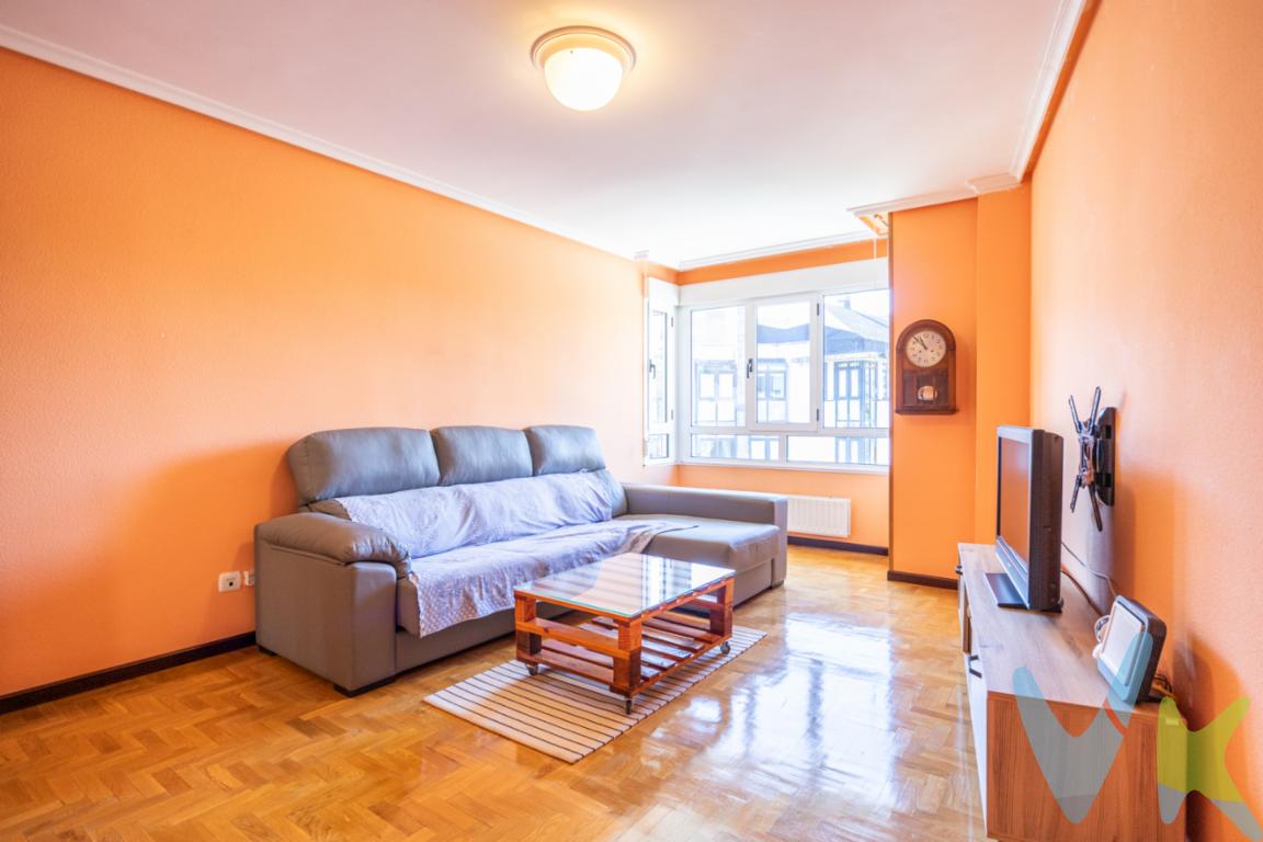 Descubre este magnífico dúplex totalmente exterior en la solicitada zona de San Lázaro. La vivienda está lista para entrar a vivir, combinando comodidad y una inmejorable ubicación. Detalles del Interior y Distribución El hogar se distribuye en dos cómodas plantas y ofrece tres amplias habitaciones y dos baños completos.Luminosidad y Orientación: Gracias a su doble orientación Este-Oeste, goza de abundante luz natural y ventilación cruzada. La zona de salón-comedor destaca por ser muy luminosa y, con suelos de parquet en espiga que aportan calidez y estilo.Acceso y Almacenamiento: Desde el recibidor, una elegante escalera de madera conduce a la planta superior. En esta zona de acceso se ha optimizado el espacio con un armario empotrado de gran capacidad, con puertas de madera y espejo.Cocina Funcional: La cocina es independiente y está equipada con muebles altos y bajos de color blanco, ofreciendo un diseño limpio y funcional. Cuenta con espacio para los electrodomésticos esenciales y una ventana que garantiza ventilación y luz.Baños con Personalidad: El dúplex dispone de dos cuartos de baño. Uno de ellos, situado en la planta superior, aprovecha el espacio bajo cubierta con una ventana tipo Velux, ofreciendo luz natural. Está revestido con azulejo en tono terracota y equipado con bañera y radiador toallero. Características del Edificio y Extras El edificio es de ladrillo cara vista, con un diseño moderno y bien mantenido, y dispone de ascensor para un acceso cómodo a la vivienda y al resto de plantas.Además, el precio incluye una cómoda plaza de garaje y un amplio trastero, solucionando definitivamente sus necesidades de aparcamiento y almacenamiento.Resumen de características:Ubicación: San Lázaro.Distribución: Dúplex, 3 Habitaciones y 2 Baños.Estado: Excelente, listo para entrar a vivir.Acabados: Parquet en espiga, paredes cálidas, armarios empotrados.Luz: Exterior y doble orientación (Este-Oeste) con ventanas en todas las estancias, incluyendo ventanas Velux en la planta superior.Comodidades: Ascensor, Garaje y Trastero.¡Una oportunidad única de adquirir un dúplex completo, luminoso y en perfecto estado en una de las mejores zonas de la ciudad! Llámenos para concertar una visita.