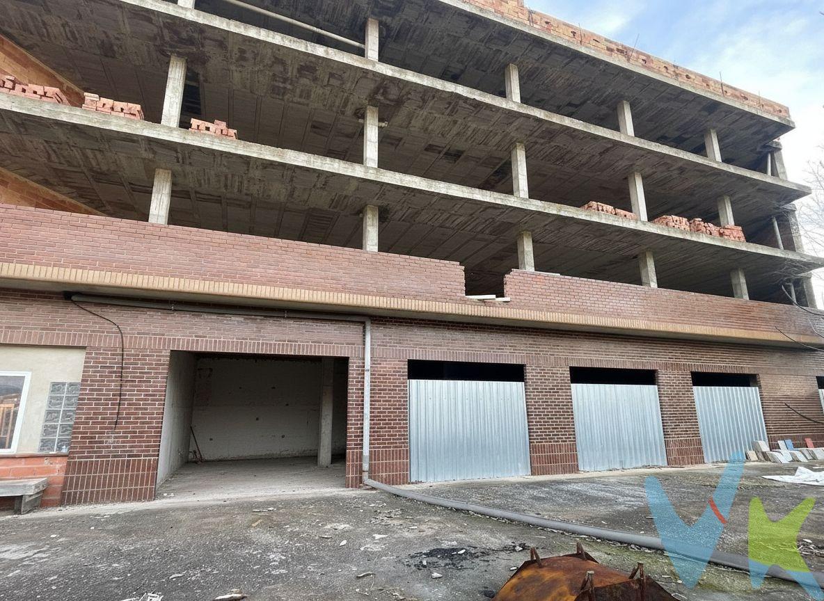 ¿BUSCAS UN PROYECTO CON ALTA RENTABILIDAD EN REQUENA?. Se vende edificio en construcción (obra parada) con estructura consolidada, situado en una ubicación estratégica y privilegiada en pleno centro de expansión de Requena. Una oportunidad única para promotores y constructores que deseen finalizar una promoción de viviendas con alta demanda en la zona. UBICACIÓN PREMIUM Y ACCESOS ÚNICOS: El inmueble goza de una situación inmejorable:. Fachada principal: Entrada por Calle Constitución, la vía principal de entrada a Requena. Fachada posterior: Salida directa a Fuente Bernate, conectando con la Urbanización de Reinas. Entorno: Situado en una calle privada tranquila, justo frente al supermercado Consum, garantizando servicios y afluencia. Zona consolidada con excelentes comunicaciones a la A-3 y próxima a la estación de Cercanías y AVE. DATOS TÉCNICOS Y SUPERFICIES (El potencial del proyecto): El edificio se levanta sobre una parcela gráfica de 545 m² (559 m² según escritura). Cuenta con una estructura de hormigón armado en buen estado, distribuida en planta sótano, planta baja, tres alturas y ático. Desglose de superficies construidas (compatibles con normativa):. TOTAL CONSTRUIDO ESTIMADO: . 1.865 m². Planta Sótano: 560,56 m². Actualmente con capacidad para 19 plazas de garaje y trasteros. Rampa de acceso ejecutada. Planta Baja: 293,02 m². Ideal para uso residencial o adaptación según proyecto. Plantas 1ª, 2ª y 3ª: 304,35 m² por planta. Diáfanas, listas para distribución de viviendas. Planta Ático: 99,13 m². Espacio con gran potencial para vincular a la planta inferior (dúplex) o adaptar a bajo cubierta según PGOU. OPORTUNIDAD DE NEGOCIO:. Ahorro de costes: La estructura y cimentación ya están ejecutadas (aprox. 30% de la obra total certificada), lo que reduce drásticamente los tiempos y costes de construcción. Viabilidad: El proyecto requiere adecuación al PGOU vigente (ajustes en voladizos y cubiertas), lo que permite al inversor rediseñar el producto final para maximizar su valor de mercado, estimado en producto terminado por encima de los 1,8 Millones de Euros. Contacte para más información. VENTA:. PVP 500.000€.  Gastos e impuestos no incluidos en el precio. La compra conlleva impuestos y gastos de formalización para el comprador. A título orientativo se informa que en segundas transmisiones el ITP con carácter general en  Valencia es del 10%, pudiendo existir otros tipos impositivos atendiendo a las circunstancias  personales del comprador u otras circunstancias previstas legalmente. Base imponible del impuesto el mayor valor entre el precio de compraventa, la tasación o el valor de referencia catastral. En cuanto a los gastos de notaría y registro, en su caso,  suelen oscilar aprox; entre 1,5% y 2,5% (aranceles variables según precio, n.º de copias y complejidad). El comprador elige notario. Si el comprador precisase de hipoteca: tasación, condiciones y costes bancarios serán según entidad elegida por el comprador, así como los gastos de gestoría, y cualesquiera otros gastos inherentes a la formalización de la compraventa que legalmente correspondan a la parte compradora, salvo pacto expreso en contrario con el vendedor. El consumidor tiene, conforme a la normativa vigente, a su disposición información y documentación adicional relativa al inmueble y condiciones de la compraventa, que podrá ser consultada en C/Joaquín Costa 4, bajo 46005 Valencia o urbe2@remax.es. Honorarios de mediación inmobiliaria a cargo del  COMPRADOR: (3% del precio final de venta más IVA (21%), salvo otro pacto.); y de VENDEDOR (según acuerdo con el mismo). . Se informa al consumidor que la agencia actúa como intermediaria inmobiliaria en la operación, estando cualquier eventual compraventa y sus condiciones sujeta a la aceptación expresa del propietario-vendedor y a la posterior formalización del correspondiente contrato.