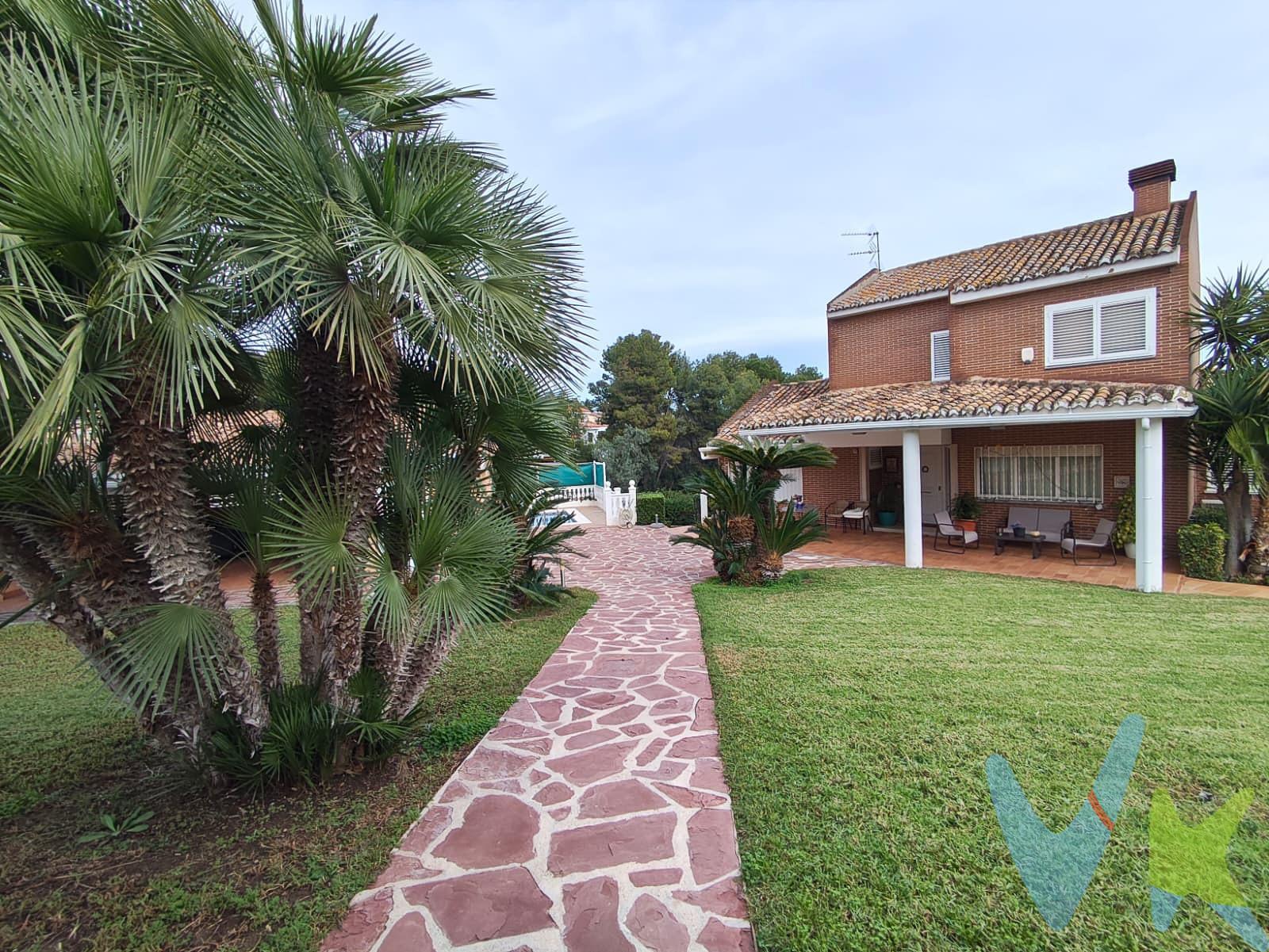 Descubre este impresionante chalet independiente en el Centro del Vedat de Torrent, a un paso de la exclusiva Urbanización Santa Apolonia, que te ofrece el hogar ideal para disfrutar de la comodidad y el sol en cada rincón. Con dos alturas más una amplia zona diáfana en su planta sótano, accede a un espacio versátil con cocina propia y cuarto de máquinas, además de un ventanal que conecta directamente con una acogedora terraza perfecta para tus momentos al aire libre. En la planta principal, encontrarás una elegante habitación matrimonial equipada con baño en suite, así como un práctico baño de cortesía. La moderna cocina independiente da paso directo a otra luminosa terraza donde podrás relajarte mientras disfrutas del buen clima. Subiendo a la primera planta descubrirás tres amplias habitaciones ideales para toda tu familia o visitas junto a otro cómodo cuarto de baño. Este chalet también cuenta con piscina privada; adicionalmente dispone de aparcamiento techado suficiente para dos coches acompañado por una funcional habitación multiusos y un aseo exclusivo destinado al área exterior cerca del agua. Sin duda alguna es mucho más que solo cuatro paredes; ¡es tu nuevo refugio!. El Vedat de Torrent es una de las zonas residenciales más exclusivas y demandadas de la comarca de l’Horta Sud. Se caracteriza por su entorno natural privilegiado, rodeado de pinos y zonas verdes, que ofrece un estilo de vida tranquilo sin renunciar a la cercanía de todos los servicios. Ubicado a pocos minutos del centro urbano de Torrent y a tan solo 15 minutos de Valencia, El Vedat cuenta con excelentes accesos tanto en vehículo privado como en transporte público, incluyendo conexión mediante metro, lo que facilita una comunicación rápida y cómoda con la capital y su área metropolitana. La zona destaca por su ambiente residencial consolidado, con chalets independientes y urbanizaciones de alto nivel, siendo especialmente valorada por familias que buscan privacidad, seguridad y calidad de vida. Dispone de una completa oferta de colegios públicos y privados, centros deportivos, comercios, restaurantes y servicios sanitarios. Además, El Vedat es ideal para los amantes del deporte y la vida al aire libre, gracias a sus amplios espacios naturales, rutas para caminar o practicar ciclismo, y áreas recreativas que invitan a disfrutar del clima mediterráneo durante todo el año. Vivir en El Vedat de Torrent es apostar por exclusividad, naturaleza y comodidad, en una de las ubicaciones más cotizadas del entorno de Valencia. Este anuncio no es vinculante ni contractual. La información puede contener errores, omisiones o inexactitudes y está sujeta a cambios de precio o retirada del mercado sin previo aviso.-