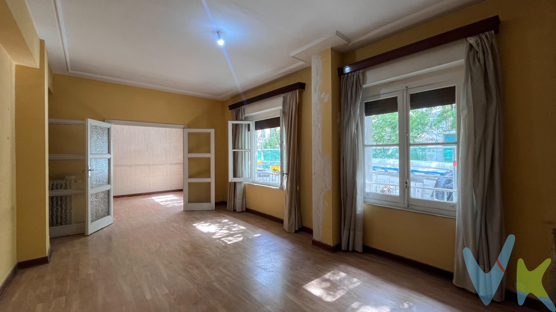 ¿Buscas una vivienda luminosa, con grandes posibilidades y ubicada en una de las zonas más codiciadas de Madrid? ¡Esta es tu oportunidad!. Te presentamos esta magnífica propiedad situada en la calle Fernández de los Ríos, en pleno corazón de Chamberí, uno de los barrios más emblemáticos y con mayor demanda de la capital. Disfruta de un entorno lleno de vida, con todos los servicios al alcance: comercios, colegios, zonas verdes, una excelente oferta gastronómica y una conexión inmejorable con el resto de la ciudad gracias a su proximidad al metro y a múltiples líneas de autobús. La vivienda, ubicada en una primera planta exterior haciendo esquina, cuenta con 151 m² construidos y se caracteriza por su excelente luminosidad, gracias a sus amplios ventanales que permiten la entrada de luz natural durante todo el día. . Se distribuye actualmente en:. 4 dormitorios. 2 baños completos + 1 aseo. Amplio salón-comedor de 30 m². Gran cocina independiente. ¡Y aquí viene lo mejor! La finca ha sido íntegramente rehabilitada, alcanzando la máxima calificación energética gracias a importantes mejoras como:. Sistemas de aislamiento de última generación. Instalación de aerotermia. Placas solares. Fachada y zonas comunes renovadas. Una inversión pensada para el presente y el futuro, que combina eficiencia energética, sostenibilidad y ahorro en el consumo. La vivienda necesita reforma integral, lo que te brinda la posibilidad de personalizar cada espacio a tu gusto y diseñar el hogar que siempre has soñado, con la distribución y acabados que mejor se adapten a tu estilo de vida. No dejes pasar esta oportunidad de vivir o invertir en una de las zonas más exclusivas de Madrid, en un edificio moderno y eficiente, con todo el potencial que solo una vivienda como esta puede ofrecer. Contáctanos para más información y para concertar una visita. ¡Te encantará!