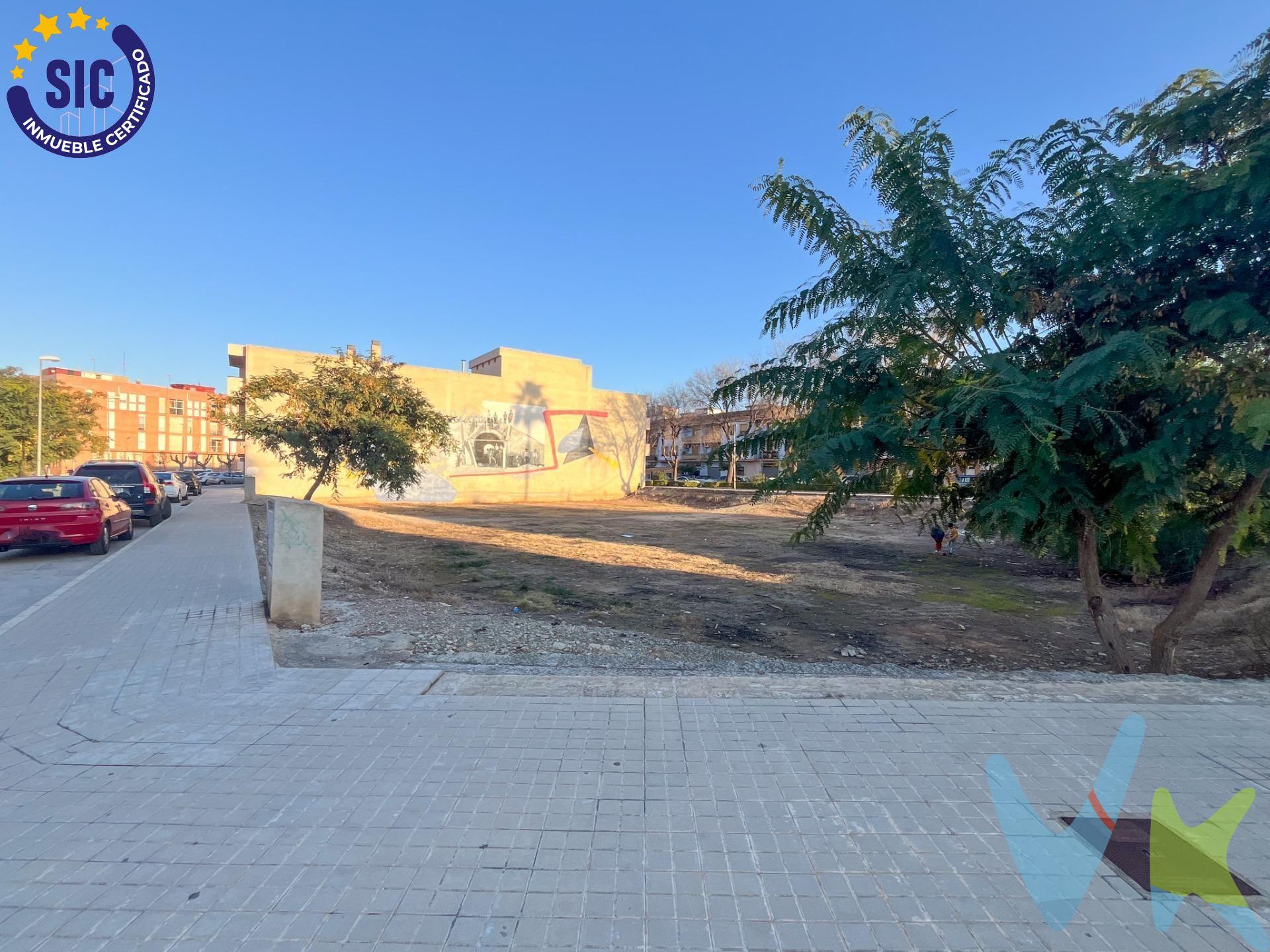 Solar urbano de 834 m² ubicado en la Calle Colón, en el mismo centro de L’Alcúdia de Crespins (Valencia). . Está clasificado como suelo urbano consolidado, dentro de la ordenanza ENS-18, lo que permite construir planta baja más 3 alturas. La edificabilidad estimada es de unos 2.835 m² sobre rasante, con ocupación del 100% en planta baja y del 80% en plantas superiores. El solar tiene una repercusión muy ajustada, en torno a 150 €/m² edificable, lo que lo convierte en una muy buena oportunidad para desarrollar un edificio plurifamiliar con local comercial en planta baja. Está rodeado de viviendas, bancos, comercios y servicios, y a solo 5 minutos a pie de la estación de Cercanías (línea C2 a Valencia). Ideal para promotores que busquen buena ubicación, volumen edificable y margen razonable. La descripción del presente inmueble e imágenes tienen mero carácter informativo y en ningún caso carácter contractual, pudiendo ser modificados por la inmobiliaria comercializadora sin que ello implique responsabilidad alguna frente a terceros. En el precio de venta a público, esta propiedad NO incluye los gastos de adquisición (Notario, registro, gestión, honorarios, etc…).