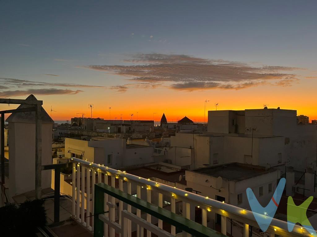Vive la experiencia de despertar cada mañana con las mejores vistas al corazón del casco histórico. Este exclusivo ático sin ascensor ofrece una ubicación inigualable, a pocos pasos de la emblemática Torre Tavira y con una terraza privada desde la que se contemplan las cúpulas, tejados y la esencia viva de Cádiz. Reformado integralmente hace tan solo 4 años, combina el encanto de la arquitectura tradicional con el confort moderno. Su diseño luminoso y funcional convierte este inmueble en una oportunidad perfecta tanto para disfrutar como vivienda habitual como para inversión turística o de segunda residencia. ✨ Características destacadas:. - Impresionantes vistas panorámicas al centro histórico. - Ubicación privilegiada junto a la Torre Tavira. - Terraza privada amplia, perfecta para disfrutar de atardeceres únicos. - Salón luminoso y acogedor. - Cocina equipada y moderna. - Dormitorio confortable. - Baño completo reformado. - Vestidor (Walking Closet). - Reforma integral reciente (2021). 📍 Centro histórico de Cádiz. 🏡 Ático reformado sin ascensor. 🌇 Terraza privada con vistas espectaculares. 🕊️ A pasos de Torre Tavira y Plaza Candelaria. Este ático es una joya en una de las zonas más codiciadas de la ciudad: tranquila, con encanto, rodeada de historia y a pocos minutos de la playa.