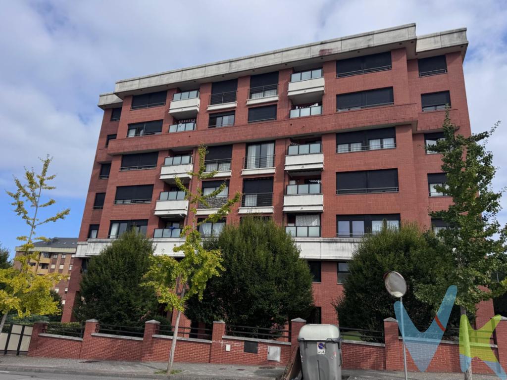 Piso en zona de Los Castros, próximo a las universidades y al parque de Las Llamas,Cuenta con 3 dormitorios, amplio salón. cocina con terraza y dos baños completos (uno en la habitación principal).La finca ese ubica en finca privada con zona verde. Cuenta con una amplia plaza de garaje y un trastero.