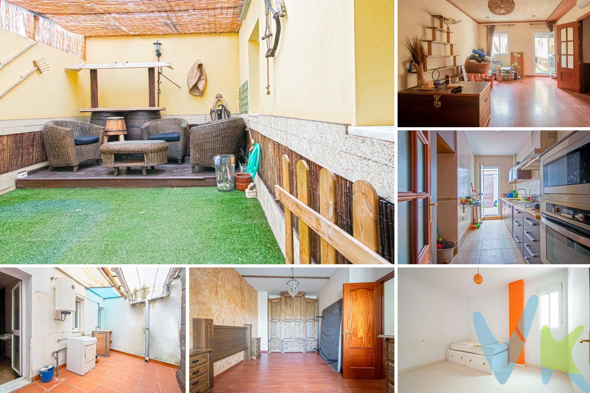 Amplia vivienda en el Viso del Alcor, Situada en planta baja, exterior y muy luminosa. Dispone de 84.79m2 construidos con buena distribución. El salón es independiente, muy amplio y cómodo, con acceso a bonito patio trasero con zona chill out y césped artificial donde podrá disfrutar de estupendas reuniones con los amigos. La cocina es independiente y se encuentra amueblada y equipada con electrodomésticos, con muebles de madera y encimera de silestone, muy cómoda y práctica, con acceso a patio perfecto como desahogo. El piso cuenta con tres dormitorios exteriores, el principal muy amplio y un gran baño de elegante diseño, con ducha de obra y ventana a patio. Las ventanas son de climalit de aluminio lacado en blanco, las puertas de madera y el suelo de tarima y gres, las paredes de estuco. Tiene pre instalación de aire centralizado y dos splits. termo eléctrico de 100 litros. Bloque de tres plantas con ascensor y azotea visitable. Muy bien situado, junto comercios, colegios, zonas infantiles, parques....No dude en solicitar visita!!. Informamos a nuestros clientes compradores que el precio de venta no incluye lo siguiente: Honorarios de la agencia inmobiliaria, Impuestos (I.T.P., I.V.A. o A.J.D., en su caso) ni otros gastos de la compraventa (gastos de Registro de la Propiedad, Notaría, Gestoría ni de posible Financiación). Documento F.I.S. a disposición del consumidor según Decreto 218/2005 Junta de Andalucía. . 