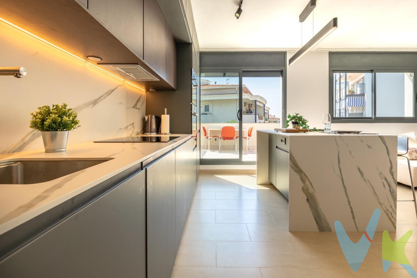 Descubre este precioso ático dúplex invertido, reformado con mucho gusto y bañado por la luz natural, ubicado en "El Oasis", una de las zonas más tranquilas y bien comunicadas de Sitges. A solo 3 minutos andando del centro y a 7 de la estación de tren, esta propiedad te ofrece diseño, comodidad y una ubicación inmejorable. Distribuido en 83 m², este dúplex se organiza en dos zonas diferenciadas:. En la planta baja (a nivel de entrada), encontramos una tranquila zona de descanso con dos habitaciones dobles (una en suite), un baño completo adicional, y un práctico lavadero. Desde aquí, una escalera de caracol te lleva a la planta superior, donde disfrutarás de un espacio diáfano donde se fusionan el salón-comedor y la cocina abierta, con salida directa a una terraza de 16 m² orientada al sur, ideal para desayunos al sol o cenas al aire libre. La propiedad ha sido completamente reformada y cuenta con calefacción y aire acondicionado por conductos, cerramientos de aluminio y acabados de alta calidad. Se sitúa en una finca de muy pocos vecinos, moderna (2009), con ascensor, dentro de un pasaje peatonal frente a una coqueta plaza con árboles. Esta vivienda es perfecta como primera o segunda residencia, especialmente para parejas que buscan un hogar con encanto, luz, privacidad y excelente conexión con todos los servicios: transporte público, supermercados, centros médicos y la playa. Contáctanos ahora y organizamos la visita a tu futuro hogar. __________________________________________. Nota: en los importes indicados no se hayan incluidos los impuestos y tasas aplicables a la compra o alquiler del bien inmueble. Las fotografías, videos, planos y demás documentación gráfica pueden no corresponder con la realidad actual, así como los metrajes y superficies, y no tienen carácter contractual. Salvo indicación contraria, los muebles y equipamiento que aparecen en el anuncio no están incluidos en el precio. La vivienda dispone de Certificado Energético y Cédula de Habitabilidad vigentes.