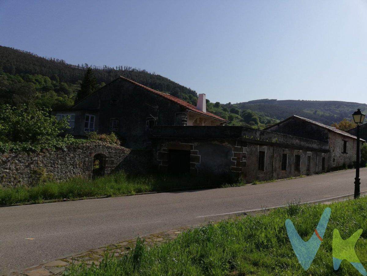 ¡Descubre esta impresionante casona típica de piedra en Santa María de Cayón! Con una superficie construida de 855 m2, esta propiedad ofrece un amplio espacio para disfrutar. 360 m2 son de vivienda y 495 m2 son de cuadra y zona de aparcamiento (antiguas caballerizas). . La planta baja cuenta con un hall, cocina, baño, comedor y un acogedor salón con chimenea. Desde el salón, se accede a las antiguas caballerizas, ahora transformadas en garaje y cuadras. En la planta primera, encontrarás 6 habitaciones, un aseo, un amplio distribuidor y una terraza ideal para relajarse. El ático es totalmente diáfano, ofreciendo un sinfín de posibilidades. . Aunque la vivienda necesita reformas, conserva su encanto con ventanas de madera, suelos de gres con mosaico y una escalera de piedra y madera. La finca está cercada por un muro de piedra y el terreno es urbano, lo que permite la posibilidad de segregar en parcelas para construir otras viviendas. Además, conserva reliquias en su interior, añadiendo un toque de historia a la propiedad. . ¡No pierdas la oportunidad de visitar esta joya arquitectónica en persona! Llámanos para concertar una visita y descubrir todo lo que esta casa tiene para ofrecer!. Los impuestos, gastos de notaría y registro no están incluidos en el precio.