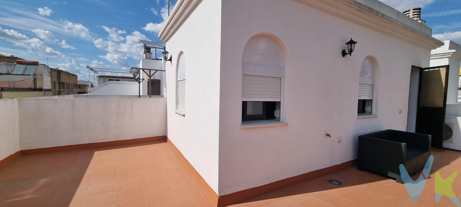 ****OPORTUNIDAD PARA INVERSORES****. Apartamento con inquilino en vigor y espectacular terraza privada. Magnífico Apartamento-Ático en venta en la Barriada El Rocío, ideal como inversión con inquilino actual y contrato de larga duración. La vivienda cuenta con 55 m² construidos distribuidos en 1 dormitorio, 1 baño completo, salón y cocina equipada. Además, disfruta de una espectacular terraza privativa de 35 m², perfecta para disfrutar del aire libre en la intimidad de tu hogar. Ubicado en esquina y con orientación suroeste, el apartamento es muy luminoso y cómodo. Características destacadas:. Terraza privada de 35 m². Cocina equipada-Suelo de parquet-Carpintería interior de madera-Carpintería exterior de aluminio climalit-Aire acondicionado-Armarios empotrados-Se vende amueblado. Alquilado actualmente con contrato de larga duración, IDEAL para inversores que buscan una inversión rentable desde el primer día, con rentabilidad asegurada y un inquilino solvente. . Entorno:. Situado en una zona tranquila con todos los servicios a mano: autobuses, zonas verdes, colegios y espacios infantiles. . Por mandato expreso del propietario, comercializamos este inmueble en exclusiva, lo que le garantiza el acceso a toda la información, a un servicio de calidad, un trato fácil, sencillo y sin interferencias de terceros. Por este motivo, se ruega no molestar al propietario, a los ocupantes de la propiedad o a los vecinos. Muchas gracias por su comprensión.  .  GASTOS E IMPUESTOS INHERENTES A LA COMPRA NO INCLUIDOS EN EL PRECIO, como ITP, notaría, registro, honorarios profesionales de agencia y posible financiación. D. I. A. (Documento de Información abreviado) a disposición del consumidor que lo solicite, en base a lo dispuesto en el Decreto 218/05 de 11 de Octubre que regula el Reglamento de Información al Consumidor en la compra-venta y arrendamiento de vivienda en Andalucía. 