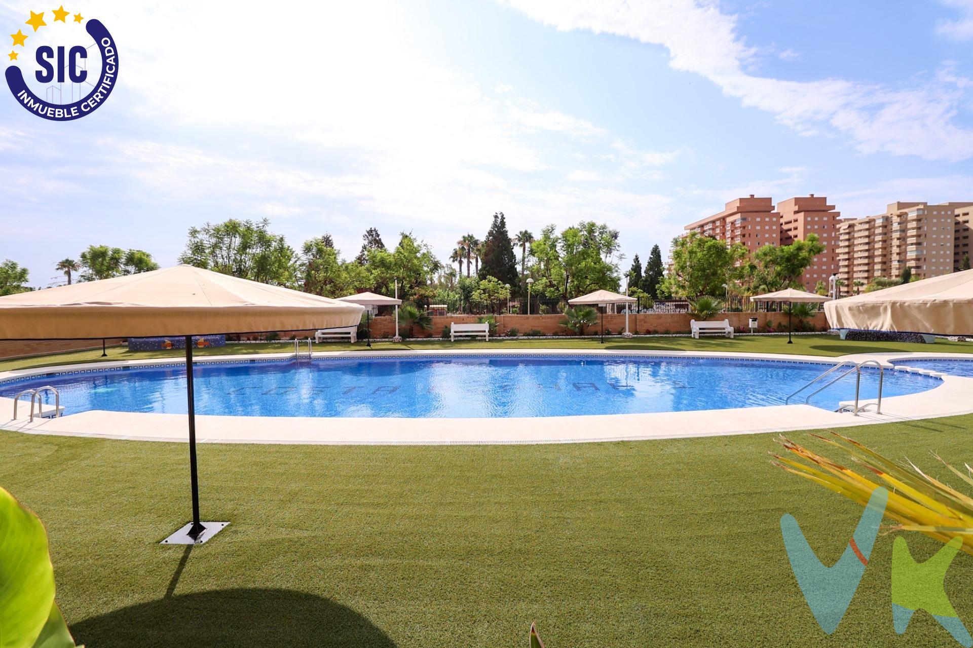 Este apartamento es el lugar perfecto para aquellos que buscan un espacio para vivir y disfrutar cerca del mar. Se trata de una vivienda de dos habitaciones dobles con armarios empotrados, un baño completo con bañera, cocina independiente equipada con electrodomésticos, salón comedor y terraza con vistas despejadas. Además cuenta con aire acondicionado frio/calor en el salón para mantener una temperatura cómoda en cualquier época del año,  plaza de parking, trastero y piscina comunitaria. Se encuentra a pocos metros de la playa y cerca de supermercados. ¿quieres saber más sobre este apartamento o la zona? pues no esperes más y ven a visitarlo.