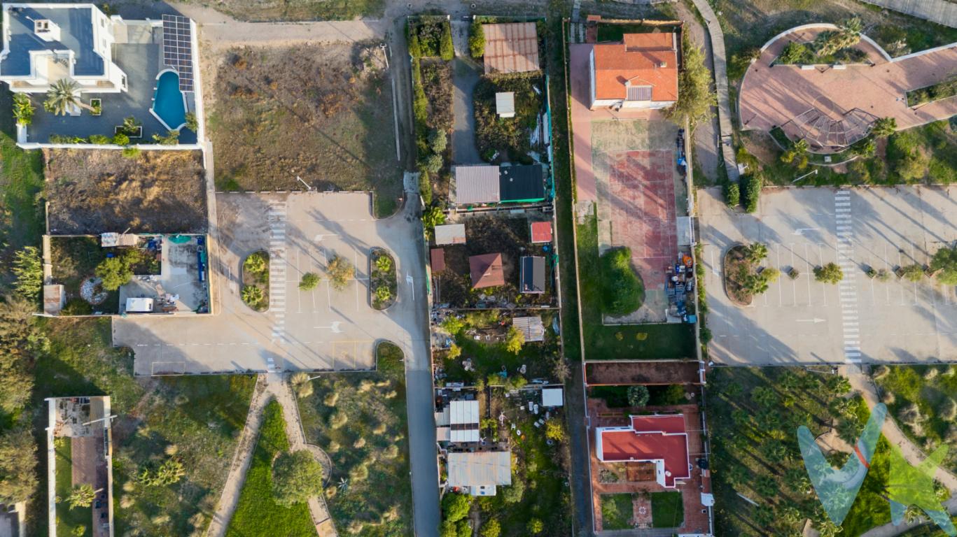  Se presenta una magnífica oportunidad de inversión en Almenara para implantar un negocio de hostelería en una zona de gran auge, un pintoresco y tranquilo rincón ubicado en la Comunidad Valenciana en primera línea de playa. Esta excepcional finca, disponible para la venta, promete ser la elección perfecta para aquellos que buscan crear o ampliar su negocio. Su amplia parcela ofrece un espacio generoso en el que podrás optimizar la inversión.Ubicada en un entorno envidiable, la finca destaca no solo por su tamaño, sino también por las posibilidades comerciales que ofrece. La propiedad está completamente cerrada, asegurando así un entorno seguro para sus nuevos propietarios. Los límites bien definidos proporcionan un nivel adicional, convirtiéndola en un espacio ideal para quienes quieren generar una línea de negocio estacional, disponiendo,  no solo de un espacio idílico, sino que dispone de suficiente aparcamiento público en las proximidades para absorber la afluencia de público.Una de las principales ventajas de la finca es su conexión a la red eléctrica. Esto supone un gran ahorro de tiempo y esfuerzo, además de permitir que los nuevos propietarios puedan personalizar la finca según sus necesidades y preferencias sin preocuparse por costosos procesos de instalación. La conexión eléctrica también garantiza el confort necesario, un aspecto que añade valor y funcionalidad a la propiedad.El terreno se extiende generosamente, ofreciendo un lienzo en blanco para materializar diversos proyectos. Desde la creación de un oasis verde personal hasta el desarrollo de actividades de hostelería o recreativas, las posibilidades son casi infinitas. La amplitud de la parcela asegura que todas las ideas que tenga en mente se puedan llevar a cabo con facilidad.Además, el clima mediterráneo típico de la región garantiza inviernos suaves y veranos cálidos, lo que convierte a esta finca en una opción ideal durante todo el año. La ubicación en Almenara proporciona un fácil acceso a servicios locales, como comercios, restaurantes y centros de salud, lo que añade una marcada conveniencia al encanto rural de la finca.Este paisaje único ofrece vistas panorámicas del entorno natural, capturando la esencia de la vida al aire libre. Las amplias vistas al horizonte proporcionan amaneceres y atardeceres impresionantes que se convertirán en parte de su rutina diaria. La abundante luz solar durante el día dará vida al jardín o a cualquier proyecto agrícola que desee desarrollar.Si buscas expandir horizontes en un entorno que combine lo mejor del mundo rural y las ventajas del acceso a servicios modernos, te invitamos a visitar esta finca en Almenara. Sumérgete en las posibilidades que este espléndido trozo de tierra te puede ofrecer, y descubre cómo podría encajar en tus proyectos personales o profesionales. No pierdas la oportunidad de conocer este lugar y explorar todas las posibilidades que te ofrece. Agenda tu visita y da el primer paso hacia tu nuevo negocio en este rincón espectacular de la Comunidad Valenciana.La parcela está inscrita dentro de la línea marítimo terrestre de la demarcación de Costas. * En nuestra agencia contamos con el distintivo de Agentes de Intermediación Inmobiliaria de la Comunitat Valenciana (Número de registro RAICV 1394) y cumplimos con todos los requisitos que debe tener un profesional del sector inmobiliario.*Por mandato expreso del propietario, comercializamos este inmueble en exclusiva, lo que le garantiza el acceso a toda la información, a un servicio de calidad, un trato fácil, sencillo y sin interferencias de terceros. Si usted es agente inmobiliario y tiene un cliente para este inmueble, llámenos estaremos encantados de colaborar. *El precio indicado no incluye gastos ni otros conceptos. A tal efecto, se informa que al referido precio habrá que añadirle los gastos propios de la transmisión inmobiliaria, entre los que cabe enumerar los siguientes: honorarios notariales, impuesto al que se encuentre sujeta la transmisión (Impuesto sobre el Valor Añadido o Impuesto sobre Transmisiones Patrimoniales y Actos Jurídicos Documentados, según el caso), gastos de inscripción en el Registro de la Propiedad y honorarios de intermediación de la agencia inmobiliaria.  *¿Qué te ofrecemos en nuestra agencia?  - Agilizamos y hacemos más cómodo el proceso. - ¡Nos ocupamos de todo! Cero preocupaciones. - Recibe apoyo legal y fiscal durante todo el proceso. - Experto inmobiliario 100% a tu lado. - Asistencia post venta ¡Seguimos a tu lado!  