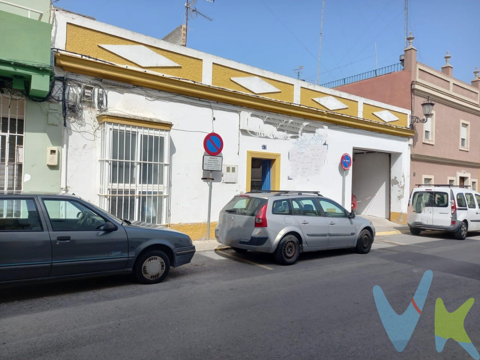 ¡Oportunidad única para inversores y soñadores!. Presentamos en exclusiva una finca excepcional con 283 metros cuadrados de superficie, ubicada en una zona dotada de todos los servicios esenciales para una comodidad y calidad de vida inigualable. Esta propiedad, actualmente utilizada como almacén y uso industrial, ofrece un lienzo en blanco perfecto para aquellos con visión de futuro y deseos de personalización. ¿Sueñas con diseñar la casa de tu vida desde cero? Este espacio es ideal para crear un hogar a tu medida, adaptando cada rincón a tus gustos y necesidades, sin limitaciones. La amplitud de la finca permite la implementación de diversos diseños arquitectónicos, desde una casa espaciosa con patio hasta la inclusión de áreas recreativas personales, como piscina, terrazas y más. Para los inversores, esta propiedad representa una oportunidad dorada para el desarrollo de un proyecto de promoción de viviendas. Su ubicación y dimensiones son idóneas para una construcción que pueda satisfacer la creciente demanda de viviendas en la zona. No deje pasar esta oportunidad única de invertir en un proyecto con un potencial enorme de revalorización y personalización. Contáctenos para más información y descubra cómo puede convertir esta finca en el proyecto de sus sueños o en una inversión que le dé la máxima rentabilidad. Disponemos del Documento Informativo Abreviado de la propiedad (D. I. A), según Decreto 218/2005, de 11 de octubre. La Agencia Inmobiliaria también dispone de Seguro de Caución, para la garantía y protección de las cantidades económicas entregadas como señal para la reserva de una vivienda. Así mismo, informamos que los gastos Notariales, Registrales, ITP, Honorarios de la Agencia y otros gastos inherentes a la compraventa no está incluidos en el precio. Por mandato expreso del propietario, comercializamos este inmueble en exclusiva compartida, lo que le garantiza el acceso a toda la información, a un servicio de calidad, un trato fácil, sencillo y sin interferencias de terceros. Por este motivo, se ruega no molestar al propietario, a los ocupantes de la propiedad o a los vecinos. Muchas gracias por su comprensión. 