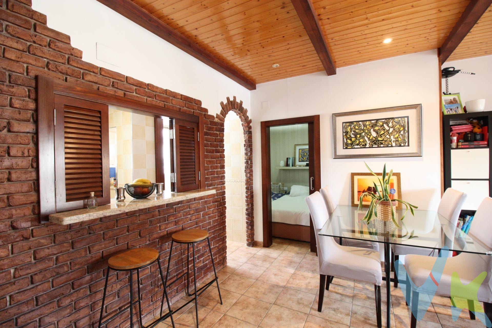 Descubre esta acogedora vivienda en Alaquàs, una oportunidad ideal para quienes buscan comodidad, ubicación y un precio accesible en un entorno con todos los servicios al alcance. Situada en una zona consolidada, tendrás a pocos pasos comercios, centro de salud, farmacias, ayuntamiento, zonas verdes y el emblemático Castillo de Alaquàs, que además aporta un encanto especial a las vistas, especialmente al caer la noche. La vivienda se encuentra en una segunda planta sin ascensor, dentro de una finca tranquila de tan solo tres alturas y una vivienda por planta, lo que garantiza mayor privacidad. Dispone de dos dormitorios, un baño completo, cocina office, lavadero y un luminoso salón-comedor con salida a balcón. Una opción perfecta para parejas o como primera vivienda, donde empezar una nueva etapa con todo lo necesario a tu alrededor. Mientras tanto entra en nuestro tour virtual y podrás disfrutar de un fabuloso recorrido:. https://my.matterport.com/show/?m=jyf7tnMPRmZ. Los impuestos, gastos de notaría, registro y agencia no están incluidos en el precio de venta.  