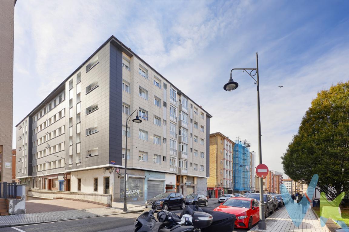  Se presenta una excepcional oportunidad de adquirir un magnífico piso en la deseada zona de El Coto, en Gijón. Este inmueble, ideal para familias que buscan comodidad, se encuentra a la venta. Con sus 67 metros cuadrados útiles y un total de 84.23 metros construidos, ofrece un espacio confortable y bien distribuido que se ajusta a diversas necesidades, el piso está para reformar a su gusto.Situado en la tercera planta de un edificio con ascensor.La presencia de un trastero es un valor añadido que proporciona un espacio extra para el almacenamiento de pertenencias, optimizando así el uso del espacio habitable del piso. La proximidad a paradas de autobús facilita la conexión con el resto de la ciudad, mejorando aún más la accesibilidad y la comodidad del día a día.La ubicación es inmejorable. El Coto es una de las zonas más solicitadas de Gijón, conocida por su ambiente residencial tranquilo y sus buenas conexiones. En sus cercanías se encuentran todos los servicios indispensables: desde colegios y supermercados hasta centros de salud, aportando un valor adicional a la vida en este barrio. Este piso no solo es una excelente elección para residir, sino también una inversión segura a largo plazo, dado el atractivo del área y las características del inmueble. Las oportunidades de personalización y renovación también están presentes, permitiendo adaptar el espacio a los gustos y necesidades personales.Recomendamos encarecidamente visitar esta propiedad para apreciar verdaderamente todas las ventajas que ofrece. Es una ocasión que combina calidad de vida, excelente ubicación y todas las comodidades modernas esperadas en una vivienda contemporánea.EL PRECIO NO INLCUYE IMPUESTO DE TRASMISIONES PATRIMONIALES, NOTARÍA Y REGISTRO.