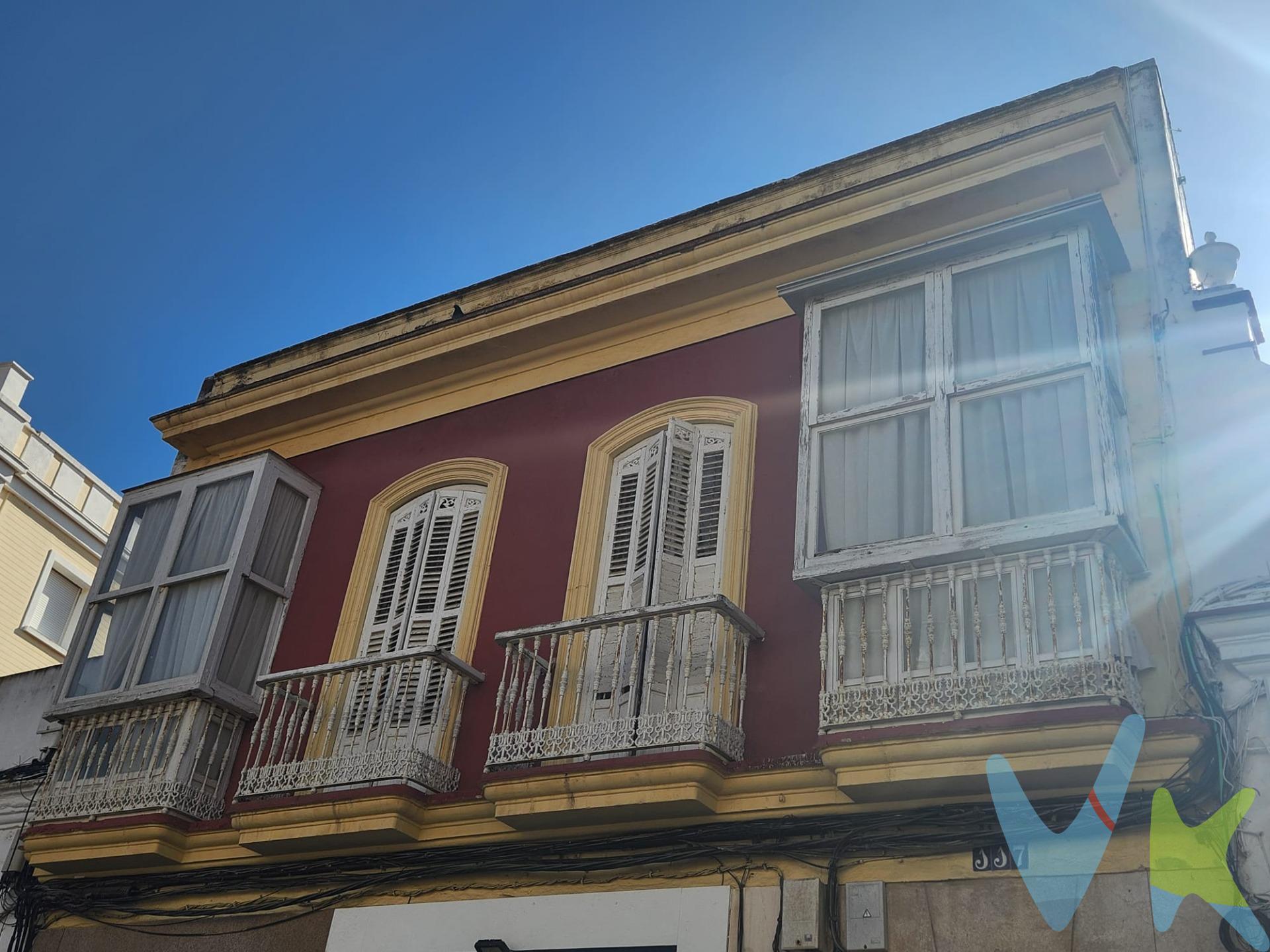 Con vistas inigualables al majestuoso ayuntamiento, esta casa, de 200 metros construidos, enamora a cualquiera que cruce su umbral. Su tipología, elegante y señorial, destaca por sus techos altos y los detalles arquitectónicos que evocan épocas pasadas, llenando de encanto cada rincón. Ubicada en la primera planta, la vivienda se despliega sobre 180 metros útiles, complementados por un encantador castillete de 20 metros que da acceso a una espectacular azotea transitable. Al entrar, somos recibidos por una imponente montera de cristal que actúa como núcleo central, inundando de luz el espacio. Frente a ella, dos amplios salones esperan, cada uno con la calidez de la luz natural que entra por los cuatro balcones que dan a la emblemática calle Real. La vista es un deleite para los sentidos, un constante recordatorio de la vida vibrante que late en la ciudad. Al avanzar hacia el lateral de la casa, descubrimos cuatro habitaciones con amplio espacio, cada una conectada por puertas de paso donde al final del recorrido encontramos un cuarto de baño con mucha amplitud; a este lado de la casa nos encontramos la claridad a través de un patio de luces, adornado con cristaleras que permiten que la luz natural inunde el espacio, creando una atmósfera serena y luminosa. Este luminoso patio de luces nos conduce a otro baño completo y una cocina espectacular; un lugar que se encuentran en perfecta armonía. Con su amplitud y elementos únicos, como un hermoso arco de madera que conecta con otra estancia, la cocina es un espacio donde se pueden crear recuerdos invaluables. La vivienda tiene realizado un estudio de todas sus vigas de madera confirmado que se encuentran en perfecto estado a través de intervenciones y catas que se han realizado. . Esta es una vivienda con un encanto singular, llena de elementos únicos que invitan a disfrutar de la vida en su plenitud. No dejes escapar la oportunidad de vivir en un lugar que es, sin duda, un hogar excepcional. 
