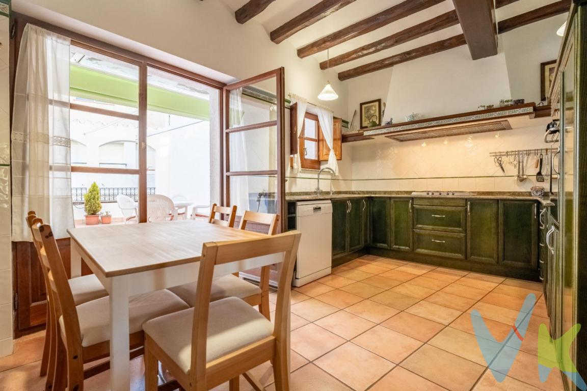 Al atravesar la puerta de entrada, inmediatamente te envuelve la sensación de que te aguarda una experiencia única para todos tus sentidos. Espacio acomodado y cálido...Deja que la fascinación te atrape, y percibe la cálidez de este lugar, caracterizado por sus ventanales con porticones de madera, sus vigas de madera inmaculadas y sus rincones. ..Esta residencia cuenta con una construcción total de 229 m2, distribuidos en dos plantas comunicadas por una escalera interior ...Al entrar, te recibirá una sala con vigas de madera vistas que aportan un toque cálido y acogedor...En la planta baja, encontrarás un amplio recibidor, dos habitaciones y un baño..Desde aquí se accede a una planta sótano que alberga una bodega almacén con alguna que otra sorpresa que te sorprenderá.Además, hay un garaje con entrada por la calle de detrás...Subiendo a la primera planta, descubrirás el corazón del hogar: un salón comedor con una estufa de leña que crea un ambiente ideal para relajarse y disfrutar de las noches frescas. La cocina está completamente equipada y conecta con una terraza de 37 m², perfecta para disfrutar del aire libre y organizar cenas al fresco...En la planta superior, se encuentran dos habitaciones adicionales, otro baño y una pequeña terraza que ofrece un espacio adicional para el ocio y el descanso. La orientación este-oeste garantiza que la casa se bañe en luz natural durante todo el día, creando un ambiente luminoso y acogedor...La casa incluye aire acondicionado, calefacción, armarios empotrados...Ubicada en el corazón de LAmetlla de Mar, esta encantadora casa reformada destaca por su carácter y estilo único, y una ubicación privilegiada a solo siete minutos de la playa, esta propiedad combina confort moderno con encanto rústico..