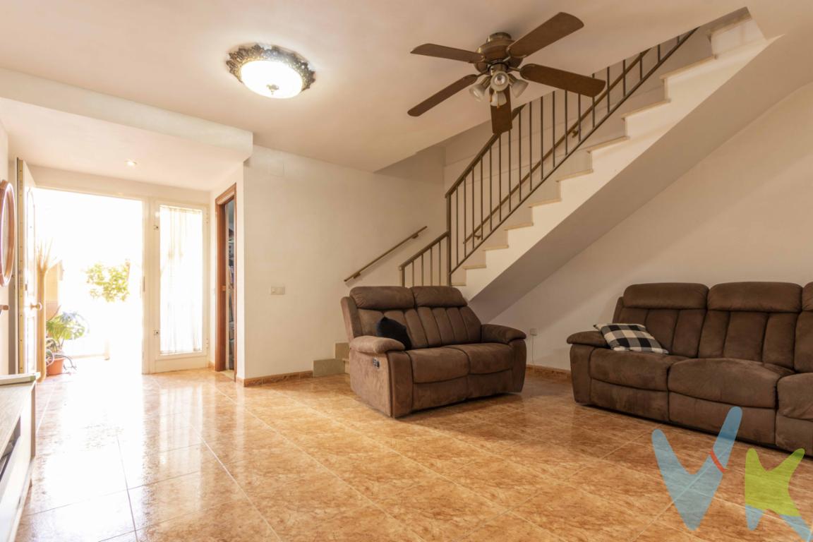 ¡Descubra la oportunidad de adquirir la casa de sus sueños en Sant Joan de Moró! Esta encantadora vivienda, en venta, combina comodidad y estilo en una ubicación privilegiada. Construida en el año 2002, la propiedad ofrece la mezcla perfecta entre modernidad y confort en sus amplios espacios. Con un total de 95 metros cuadrados construidos, encontrará un lugar ideal para toda su familia.La casa cuenta con un total de 85 metros cuadrados útiles, distribuidos inteligentemente para aprovechar al máximo cada rincón. Dentro de la misma, hallará cuatro habitaciones, proporcionando el espacio suficiente para cada miembro del hogar o incluso para disponer de una oficina o zona de estudio personal en casa. Las habitaciones garantizan privacidad y un ambiente acogedor que invita al descanso.La propiedad incluye un garaje, ofreciendo la comodidad de estacionar su vehículo con total seguridad, sin preocupaciones por la disponibilidad de aparcamiento en la calle. Además, dispone de un trastero, perfecto para mantener el orden y almacenar objetos de forma organizada. Este espacio adicional es ideal para guardar bicicletas, herramientas u otros enseres que prefiera mantener fuera del interior del hogar, pero a la mano.El diseño de la vivienda ha sido cuidadosamente planeado para obtener el mayor rendimiento posible, favorecidas por una orientación que permite la entrada de luz natural durante gran parte del día. Además, la cocina es espaciosa, convirtiéndola en un lugar acogedor donde poder disfrutar de grandes momentos culinarios con familia o amigos.Uno de los aspectos más atractivos es su ubicación en Sant Joan de Moró, una localidad que ofrece una mezcla perfecta de tranquilidad y cercanía a todos los servicios necesarios. Con fácil acceso a escuelas, supermercados y parques, esta zona se presenta como un entorno familiar ideal. La comunidad es amigable y segura, lo que la hace especialmente atractiva para aquellas familias que buscan un lugar donde establecerse de manera definitiva.Es importante recalcar la relación calidad-precio que ofrece esta propiedad. El valor que representa se destaca notablemente en el mercado actual. Es una inversión que seguramente se apreciará con el tiempo, convirtiéndose no solo en un hogar, sino también en una pieza clave de su patrimonio en el futuro.Contáctenos para agendar una cita El precio no incluye lo siguiente: Honorarios de la agencia inmobiliaria, impuestos (IVA, ITP) y otros gastos de la Compraventa (notaria, gestoría y registro).