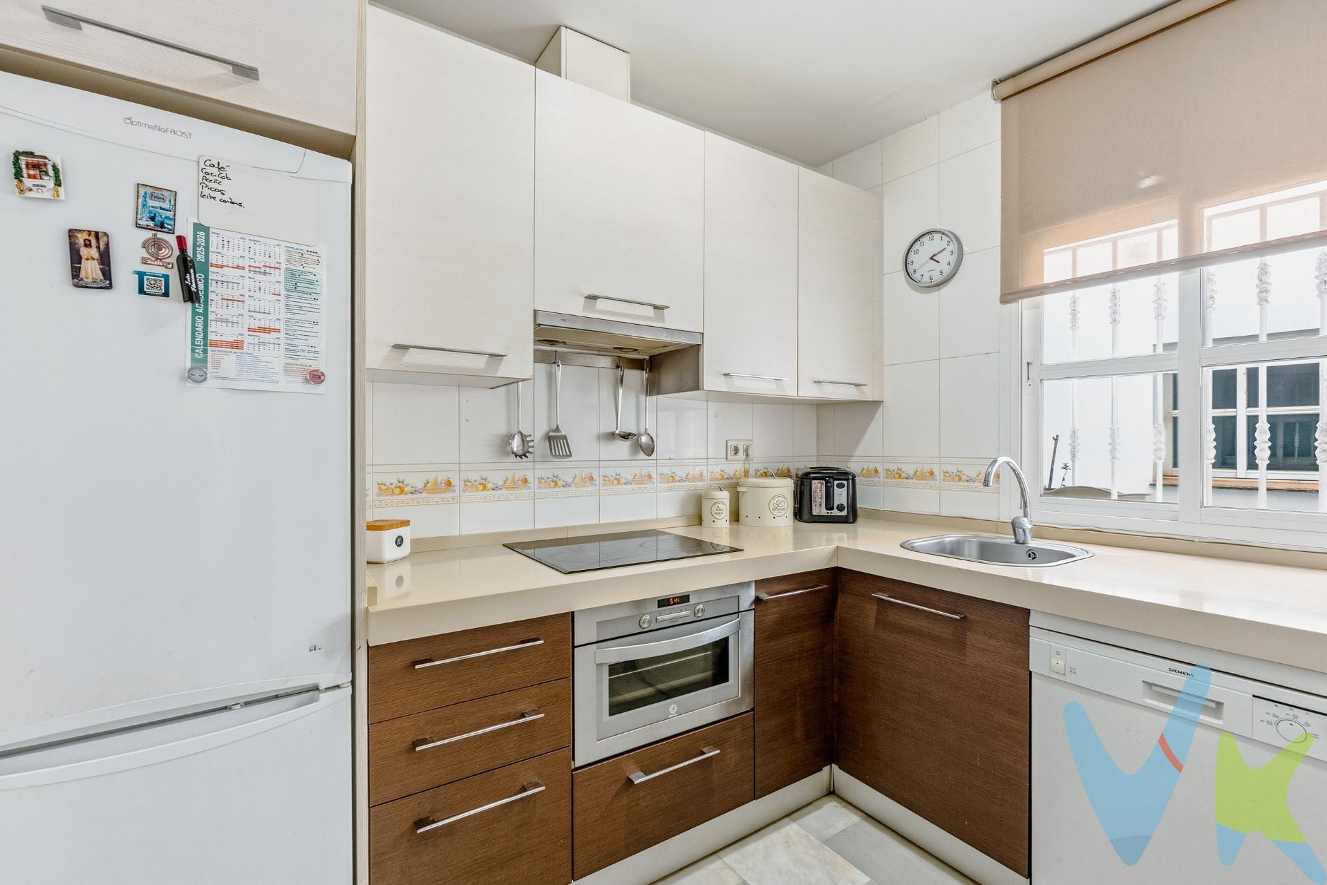 Descubre este encantador piso situado en pleno centro urbano de Chiclana de la Frontera, a tan solo 50 metros del ayuntamiento y rodeado por una amplia variedad de servicios que facilitan tu día a día. Con un precio atractivo de €206.900, esta propiedad cuenta con una superficie construida total de 66 m² y útil de 62 m², ofreciendo comodidad y funcionalidad para disfrutar al máximo cada rincón. El inmueble se encuentra en perfecto estado para entrar a vivir 🚪🔑, ideal tanto como residencia principal o inversión vacacional. Distribuido inteligentemente con una habitación doble 🛌 y otra sencilla; además dispone un baño completo equipado 🌟 sin necesidad adicional (aseos). La orientación Este garantiza luminosas mañanas llenas del cálido sol andaluz ☀️🌻. No pierdas esta oportunidad única: ¡Tu nuevo hogar te espera! Contáctanos hoy mismo para más información. Comercializamos este inmueble en exclusiva, lo que le garantiza el acceso a toda la información y un servicio de calidad. En cumplimiento del Decreto de la Junta de Andalucía 218/2005 del 11 de Octubre, se informa al cliente que los gastos notariales, registrales, ITP y otros gastos inherentes a la compraventa no están incluidos en el precio. Igualmente disponemos del Documento Informativo Abreviado de la Propiedad (D.I.A) , y de un Seguro de Caución para garantizar las cantidades entregadas a nuestra Agencia en concepto de Reserva y/o Arras.