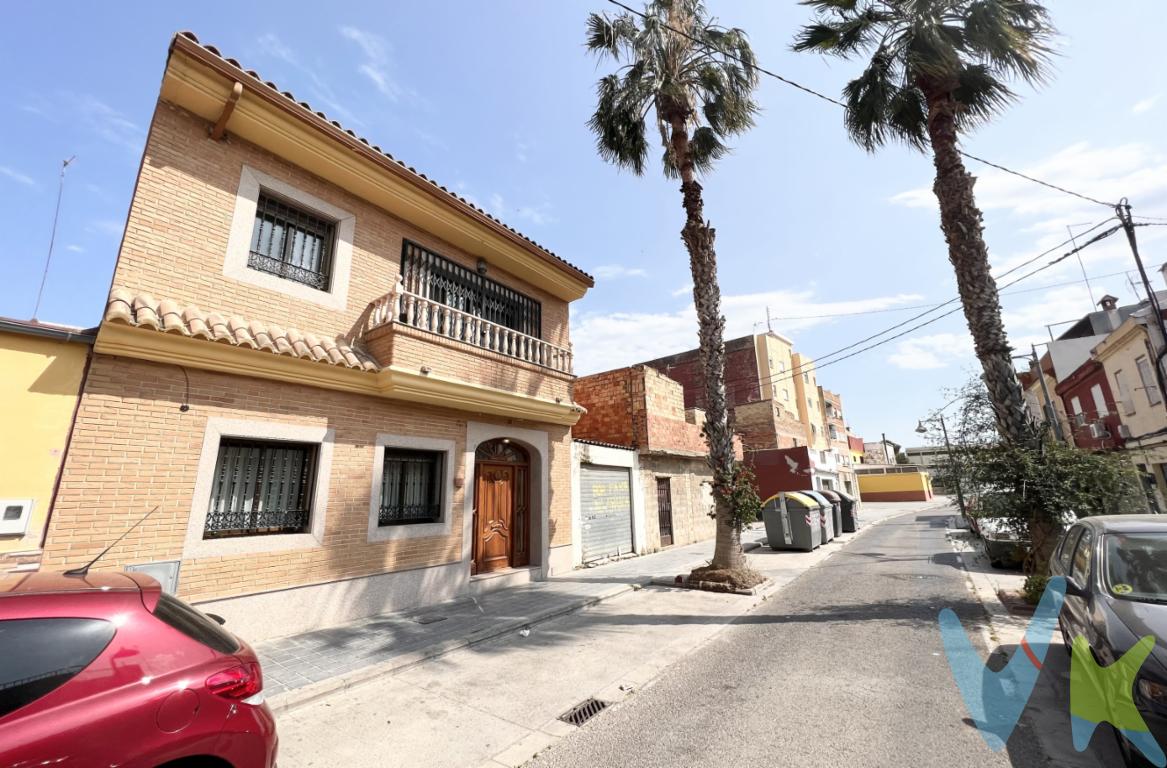 2 Casas unidas por un patio en Nazaret.¡Atención inversores y familias en busca de su hogar ideal y espacioso, luminoso y bien comunicado, en Valencia! Presentamos una magnífica oportunidad para adquirir esta casa en venta, dividida en 2 casas, situada en la zona de Poblats Maritims - Nazaret. Esta vivienda, que destaca por su amplitud y funcionalidad, se encuentra en una ubicación privilegiada, con excelentes conexiones de transporte público, permitiendo disfrutar de todas las comodidades y servicios a su alrededor.La propiedad, construida en el año 2003, cuenta con un total de 380.33 metros construidos y 331.81 metros útiles, lo que proporciona un espacio generoso y confortable para cualquier tipo de familia. Compuesta por cinco amplias habitaciones, ofrece múltiples posibilidades para adaptarse a sus necesidades, ya sea como dormitorios, zonas de estudio o espacios de recreo. Cada habitación ofrece el máximo confort y privacidad, asegurando un ambiente acogedor y funcional.La casa tiene 2 espaciosas terrazas y grandes ventanales que permiten la entrada de abundante luz natural, creando un ambiente luminoso y alegre en todas las estancias.No podemos dejar de mencionar la estructura sólida de la casa, con sus fachadas de ladrillo macizo de caravista, reflejo de la calidad constructiva del año 2003. Este aspecto garantiza no solo la durabilidad de la vivienda, sino también un mantenimiento fácil y económico. Invertir en esta propiedad en Valencia es garantizar un futuro lleno de bienestar, comodidad y conveniencia. Esta casa ofrece una experiencia habitacional que difícilmente encontrará en otro lugar, combinando espacio, luz y una localización inmejorable. Se trata, sin duda, de una oportunidad única de adquirir una vivienda que se ajusta a las expectativas más exigentes.La zona de Poblats Maritims - Nazaret es conocida por estar en expansión y tiene todos los servicios, incluyendo tiendas, Supermercado, Colegios, Polideportivo Municipal, Biblioteca, Farmacias, Centro de Salud, etc. Aunque Nazaret no tiene playa, la cercanía al mar añade un atractivo extra, permitiendo disfrutar de paseos junto a la costa y actividades al aire libre. Esta localización privilegiada no solo ofrece calidad de vida, sino también una inversión segura y revalorizable en el tiempo.La ubicación de esta casa es inmejorable, ubicada en una de las áreas más vivas y comunicadas de Valencia. Disfrute de la cercanía al transporte público, con paradas de bus y de Metro a escasos minutos de la propiedad, lo que facilita el acceso a cualquier punto de la ciudad. Esto hace que sea una opción perfecta para familias, profesionales o cualquier persona que valore una conexión cómoda con el entorno urbano.El barrio de Poblats Marítims - Nazaret es conocido por su ambiente vibrante y diverso, combinando la esencia mediterránea con la modernidad. Aquí, los residentes disfrutan de una amplia gama de servicios, desde comercios cercanos hasta restaurantes, ofreciendo una experiencia de vida que equilibra comodidad y estilo.Le animamos a no dejar pasar esta ocasión y concertar una visita para conocer de primera mano todas las ventajas que esta impresionante propiedad tiene para ofrecer. Descubra su hogar ideal en la zona de Poblats Maritims - Natzaret y déjese enamorar por todos sus encantos. ¡Contáctenos hoy mismo para más información y para organizar una visita personalizada!Esta casa ofrece una excelente relación calidad-precio en una de las zonas más cotizadas de Valencia. Es una oportunidad que no puede dejar escapar si desea invertir en un inmueble que no solo satisfaga sus necesidades de espacio y comodidad, sino que también ofrezca un entorno atractivo y lleno de vida.Nazaret esta junto a la Ciudad de las Artes y las Ciencias. Y el Bulevar de las Moreras. El Ayuntamiento de Valencia y el Puerto han acordado la creación de un Parque de Desembocadura, parecido al de Cabecera de casi 9 hectáreas de extensión. También se va a construir una zona deportiva de 90.000 metros cuadrados donde el Levante UD va a instalar su nueva ciudad deportiva.Se accede a Nazaret a través de la autovía CV-500 (autovía de El Saler), 7 así como a través del puente de Astilleros desde el barrio de el Grau. Además, el barrio cuenta con cobertura de la nueva línea 10 de tranvía que conecta con el centro de Valencia en 16 minutos, además de las líneas de autobús EMT Línea 4 de y hacia el Ayuntamiento de Valencia, Línea 30 de y hacia el Hospital Clínico de Valencia, Línea 15 Pinedo-Marqués de Sotelo, Línea 95, Puerto de Valencia- Ciudad de las Artes y las Ciencias- Parque de Cabecera y de la Línea 23 Platges- Creu Coberta (23 sólo en verano) y la nocturna Línea N8.Desde el barrio se puede llegar en menos de 5 minutos andando a la Ciudad de las Artes y las Ciencias a través de un puente peatonal y ciclista.La oferta está sujeta a cambios de precio o retirada del mercado sin previo aviso. Este anuncio en su conjunto, incluyendo textos, fotos, imágenes o cualquier otro contenido de este, no es vinculante dado que la información es ofrecida por terceros y puede contener errores. Se muestra a título informativo y no contractual.El precio anunciado NO INCLUYE los impuestos, ni los gastos como, notaria, registro de la propiedad, ni los honorarios de la agencia inmobiliaria.Si tienes que vender antes tu vivienda, llámanos y te asesoramos en cómo hacerlo para tener los mínimos gastos posibles y con todas las garantías.Por mandato expreso del propietario, comercializamos este inmueble en exclusiva, lo que le garantiza el acceso a toda la información, a un servicio de calidad, un trato fácil, sencillo y sin interferencias de terceros. Por este motivo, se ruega no molestar al propietario, a los ocupantes de la propiedad o a los vecinos. Muchas gracias por su comprensión.  