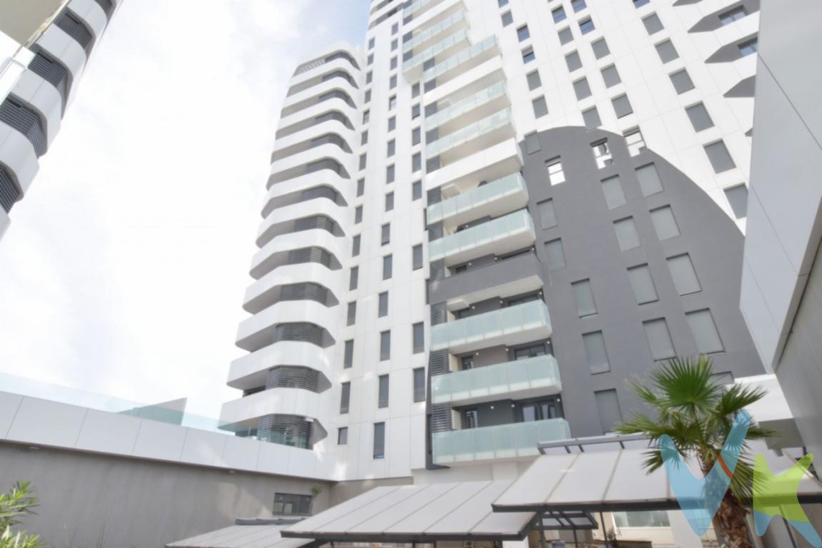 Junto al hospital La Fe, al lado del parque de Malilla con 70.000m2 de zonas verdes, cerca del centro comercial El Saler y próximo a varios colegios públicos así como el British school of Valencia, te proponemos una vivienda en el edificio Sky Homes. Complejo singular y vanguardista con espacios comunes que te enamorarán desde el primer momento. La promoción cuenta con una piscina descubierta, otra climatizada de carril de nado, un parque infantil, una sala de fiestas con mesas y cocina, zona de trabajo co-working, ideal para reuniones fuera de la vivienda, además de una terraza chill-out en el piso 14 donde podrás disfrutar de unas vistas panorámicas 360º de la ciudad de Valencia con la mejor compañía. ¿Te apetece visitar la vivienda? Te adelantamos que es toda exterior, con acceso a una terraza desde el salón comedor y cocina (se incluyen electrodomésticos), dos baños, uno con plato de ducha y mucha armariada, olvídate de la falta de espacio, siendo la luz una constante por su altura, piso 11 y su orientación. Dispone de todos los electrodomésticos, lámparas y mampara en baño, así como un plaza de garaje, biciclitero y tastero. El complejo de líneas puras, fachada ventilada-sostenible e inconfundible, alberga 4 edificios de 20 plantas y sótano. Un estilo de vida perfecto a 10 minutos del centro de la ciudad, acceso directo a la V31 y V30, metro, bus y a 10 minutos de la estación Joaquín Sorolla y a 15 de la Estación del Norte. Muy cerca de varios hospitales.¿Te gustaría enterarte en primicia de nuestros inmuebles en alquiler y venta? En VIVEKU.ES los publicamos con unos días de antelación.Contamos con 30 años de experiencia acreditada y nuestro objetivo es garantizarle un servicio de compra humano, ético, de calidad, fácil y seguro. Nuestro equipo lo integran agentes con la titulación AIR (Agente Inmobiliario Registrado) y Agentes Certificadores de la categoría Premium en certificación de inmuebles y debidamente registrados en el Registro de Agentes de Intermediación de la CV (RAICV 0743). Consulte en nuestras reseñas de Google lo que opinan los clientes que ya han trabajado con nosotros.El precio NO incluye: Impuestos, gastos de Notaría, registro y honorarios de inmobiliaria.  