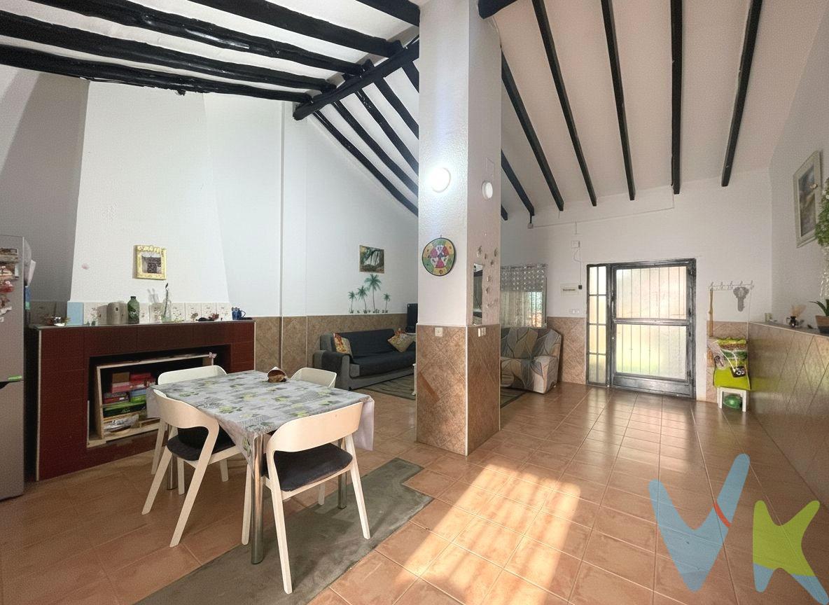 En plena naturaleza y rodeada de extensos campos de kakis, se encuentra esta encantadora finca rústica situada en Carlet, un refugio perfecto para quienes buscan calma, amplitud y un estilo de vida más auténtico sin renunciar a la comodidad. Con una superficie construida de 263 m², esta propiedad es mucho más que una casa: es un lugar donde respirar aire puro, disfrutar del sol y crear recuerdos inolvidables. Desde el primer paso, la vivienda enamora. La amplia entrada empedrada da la bienvenida a un espacio con carácter rural y encanto mediterráneo. Su extensión permite utilizarla como zona de aparcamiento o garaje, ofreciendo practicidad para el día a día sin perder belleza estética. A continuación, un patio semi cubierto diseñado para el relax, con zona chill out y barbacoa, te invita a disfrutar de reuniones familiares, celebraciones o esos asados tranquilos de domingo que tanto se disfrutan al aire libre. Es el corazón de la casa, un rincón que abraza y transmite serenidad. Desde el patio accedemos al amplio salón-comedor, un espacio protagonista donde destacan los techos altos y las vigas de madera decorativas, que aportan calidez, robustez y una estética tradicional que combina perfectamente con el estilo renovado del interior. La cocina, de buen tamaño, está reformada y equipada, lista para disfrutarla sin necesidad de realizar ninguna mejora. La vivienda cuenta con tres habitaciones: una doble y dos sencillas, todas distribuidas alrededor del patio interior trasero, aprovechando al máximo la luz natural que ilumina cada estancia y crea un ambiente acogedor. El baño, reformado recientemente, ofrece un estilo moderno con un amplio plato de ducha, práctico y elegante. El patio trasero, íntimo y funcional, puede utilizarse como tendedero o solárium, un espacio versátil que se adapta a las necesidades de cada momento. La finca se encuentra en una zona de fácil acceso y rápida salida hacia la autovía, lo que garantiza comodidad tanto para desplazamientos diarios como para escapadas. Una oportunidad única para quienes buscan una vida tranquila, rodeada de naturaleza, en una casa llena de alma.