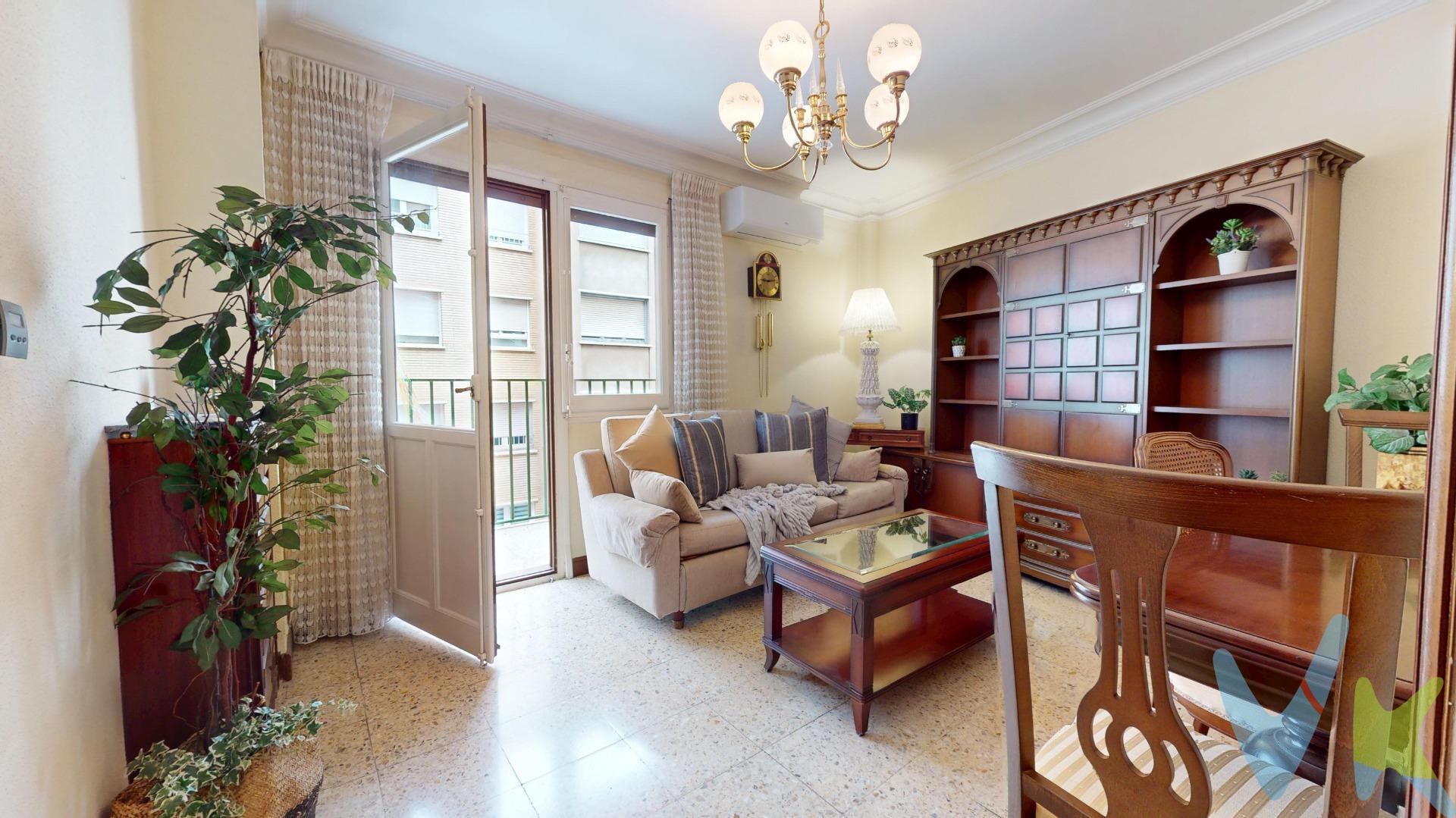 En calle Lausana, exterior a María Moliner y con Tenor Fleta y avenida San José como vecinas de lujo, te espera una vivienda que combina ubicación y esa sensación de hogar que no se puede explicar… pero sí sentir. El salón cuenta con salida directa a un balcón exterior, perfecto para dar la bienvenida al día, dispone de un armario metálico para almacenaje. El piso se distribuye en tres dormitorios, versátiles y llenos de posibilidades: un refugio tranquilo para dormir, un rincón para trabajar o una habitación para invitados que siempre quieran volver. La cocina, en paralelo, es realmente agradable: práctica y con ese punto que te invita a cocinar aunque solo vayas a preparar un café. El baño, con su plato de ducha y ventana, suma luz natural y ventilación, algo que todos sabemos que vale oro. La finca cuenta con ascensor y calefacción central con contador individual, para que disfrutes del confort regulando tu gasto a tu manera. Y por si fuera poco, tienes el parque Miraflores a un paseo ligero y el centro casi a un paso. Lo suficientemente cerca para disfrutarlo… y lo bastante lejos para mantener la calma de un buen barrio. Un piso listo para que empieces aquí tu próxima historia. ¿Te animas a escribirla? 🏡✨. *NOTA HISTÓRICA: es una ciudad y comuna de Suiza. Se sitúa a orillas del lago Lemán. Lausana es la quinta ciudad más poblada de Suiza. Gastos de compraventa e intermediación no incluidos en el precio.