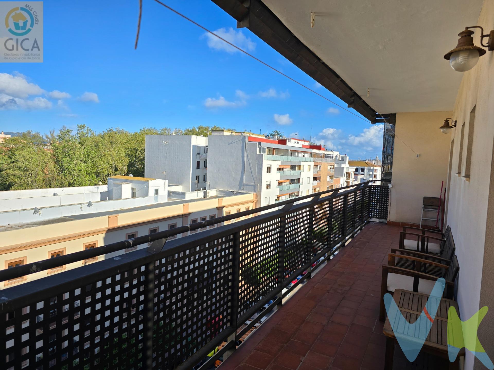Apartamento en venta en Avda. Fuerzas Armadas. ¿Quieres vivir en el centro de Algeciras ? Te ofrecemos un magnífico apartamento en venta en la Avda Fuerzas Armadas con 1 dormitorio, cocina, salón, baño y una soleada terraza, listo para entrar a vivir y disfrutar¡¡¡. Llámanos para ir a verlo antes de que se te adelante alguien¡¡¡. --------------------------------------------------. Informamos a nuestros clientes que los gastos de notaría, registro, gestoría, impuestos y los honorarios de la agencia  NO están incluidos en el precio. A su vez, disponemos del documento informativo abreviado de la propiedad (según decreto 218/2005, del 11 de octubre) y de seguro de caución, para la protección del dinero entregado como señal para la reserva de una vivienda. Por mandato expreso del propietario, comercializamos este inmueble en exclusiva, lo que le garantiza el acceso a toda la información, a un servicio de calidad, un trato fácil, sencillo y sin interferencias de terceros. Por este motivo, se ruega no molestar al propietario, a los ocupantes de la propiedad o a los vecinos. Muchas gracias por su comprensión.